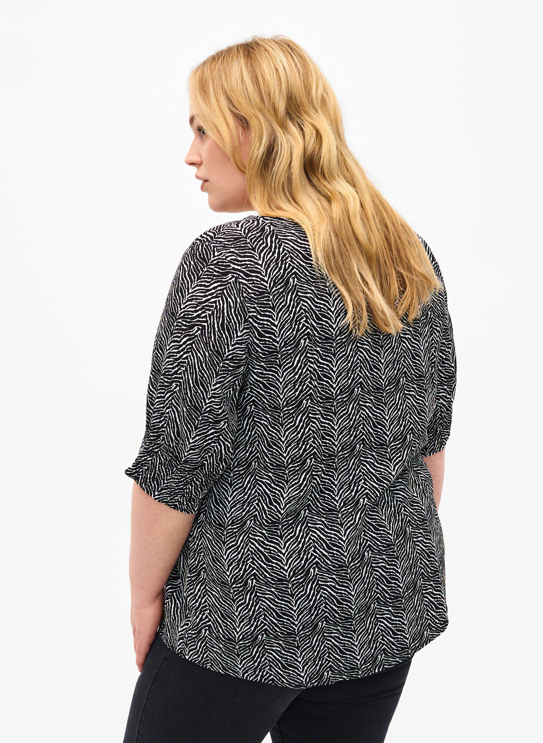 Zizzi Viskosebluse mit Kn&ouml;pfen, Black Graphic AOP, Model image number 1