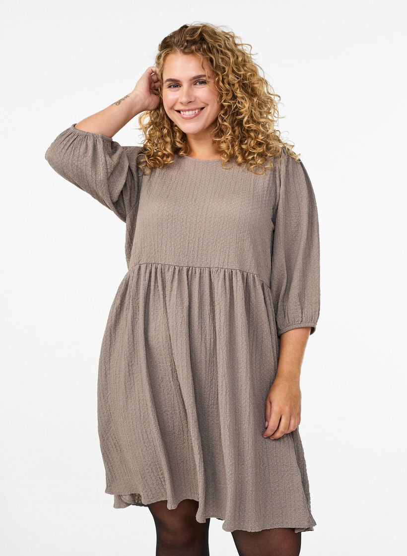 Kurzes Kleid aus strukturiertem Stoff mit 3/4-&Auml;rmeln, Beige, Model image number 0