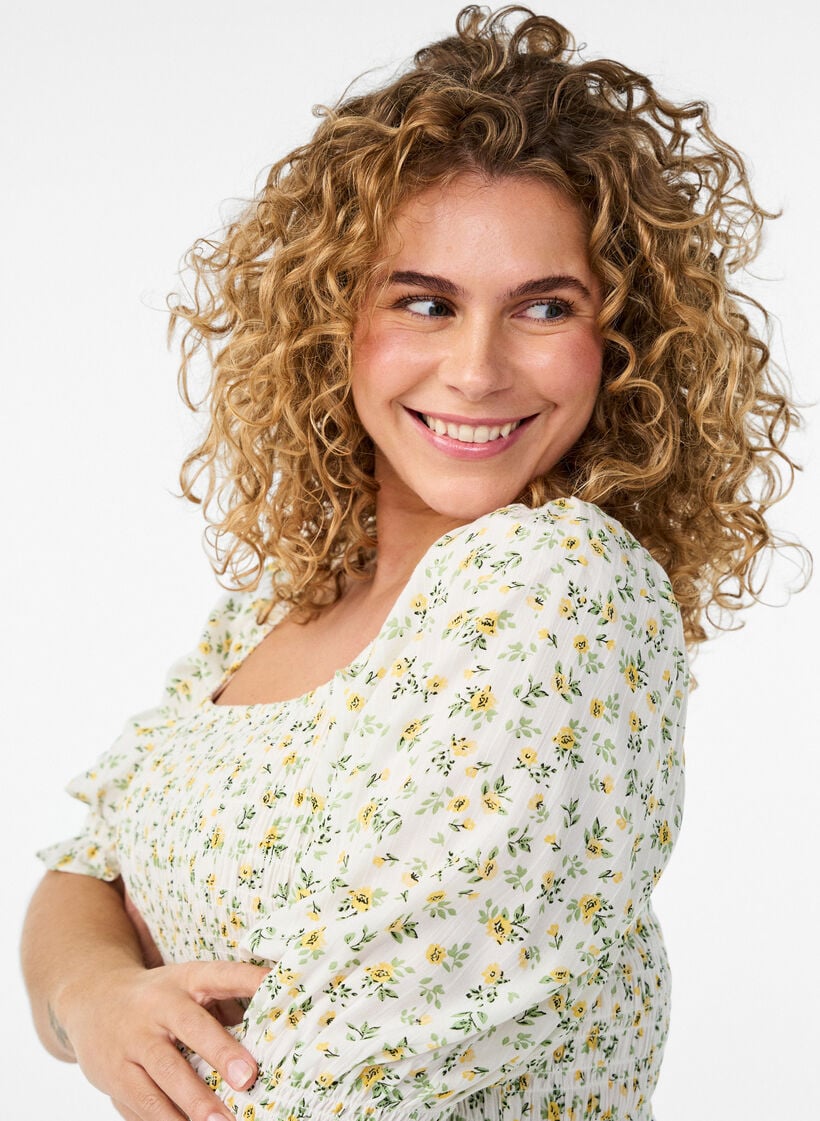 Gebl&uuml;mtes Sommerkleid aus Viskose, Wei&szlig;, Model image number 2