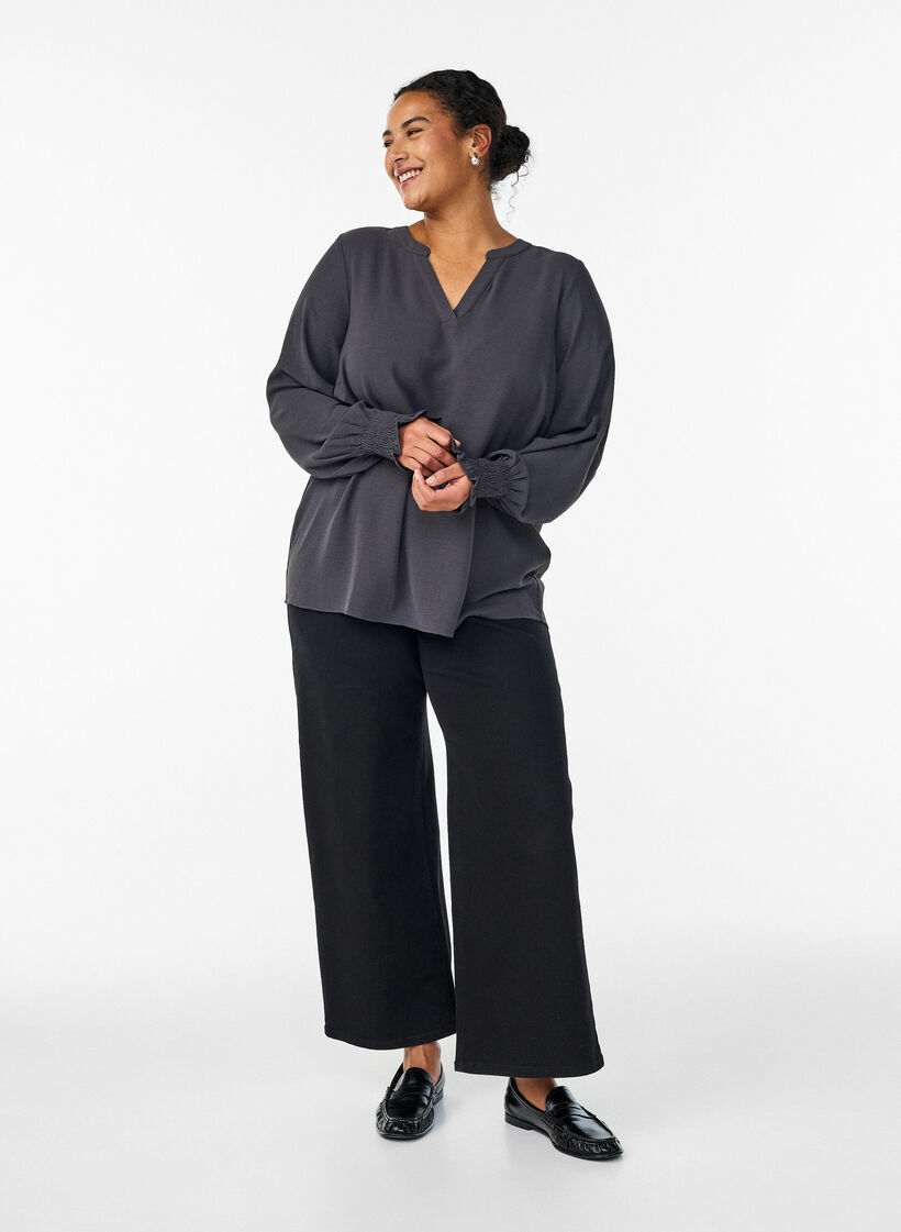 Bluse mit Smockb&uuml;ndchen und V-Ausschnitt, Grau, Model image number 1