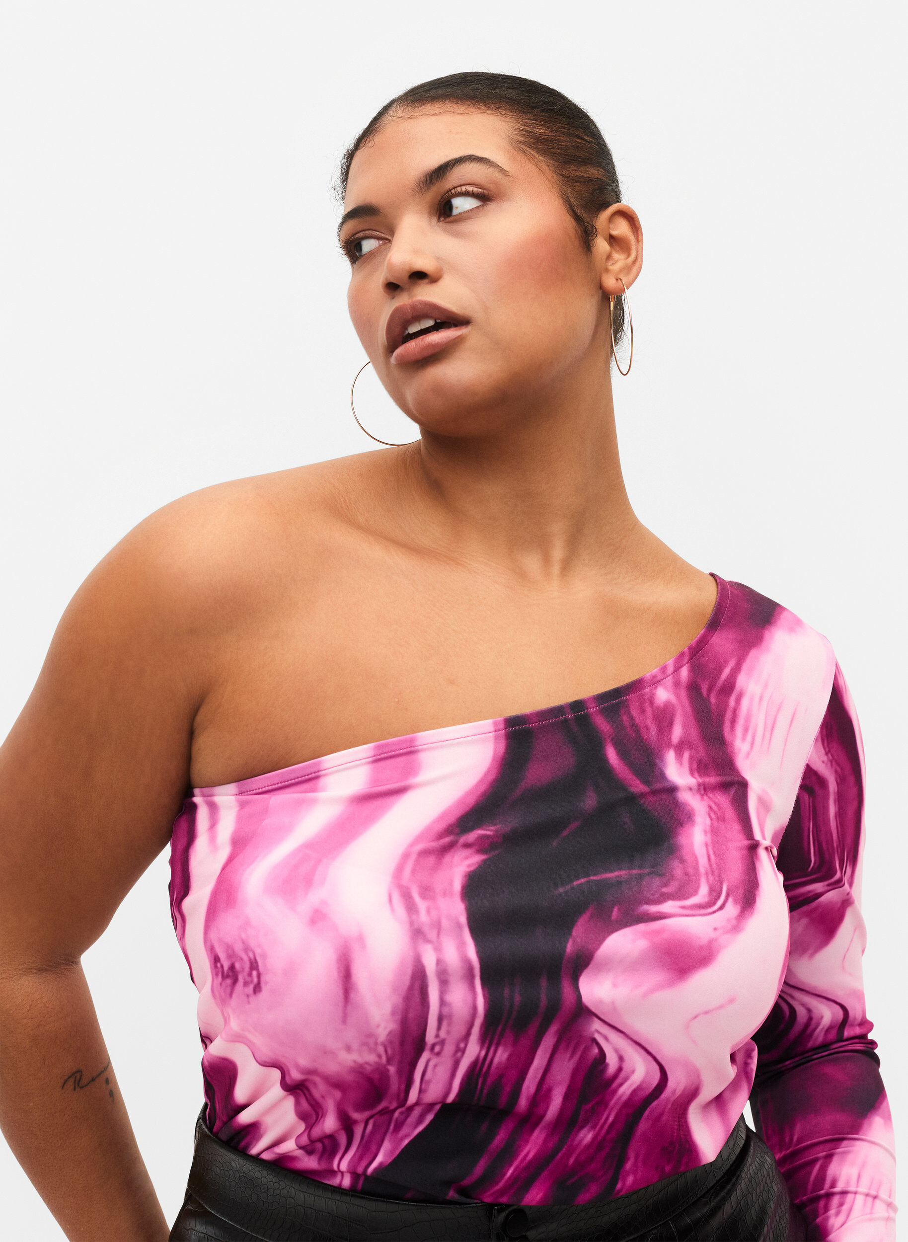 ZizziOne-Shoulder Bluse mit Print, Raspberry Rose AOP, Model image number 2