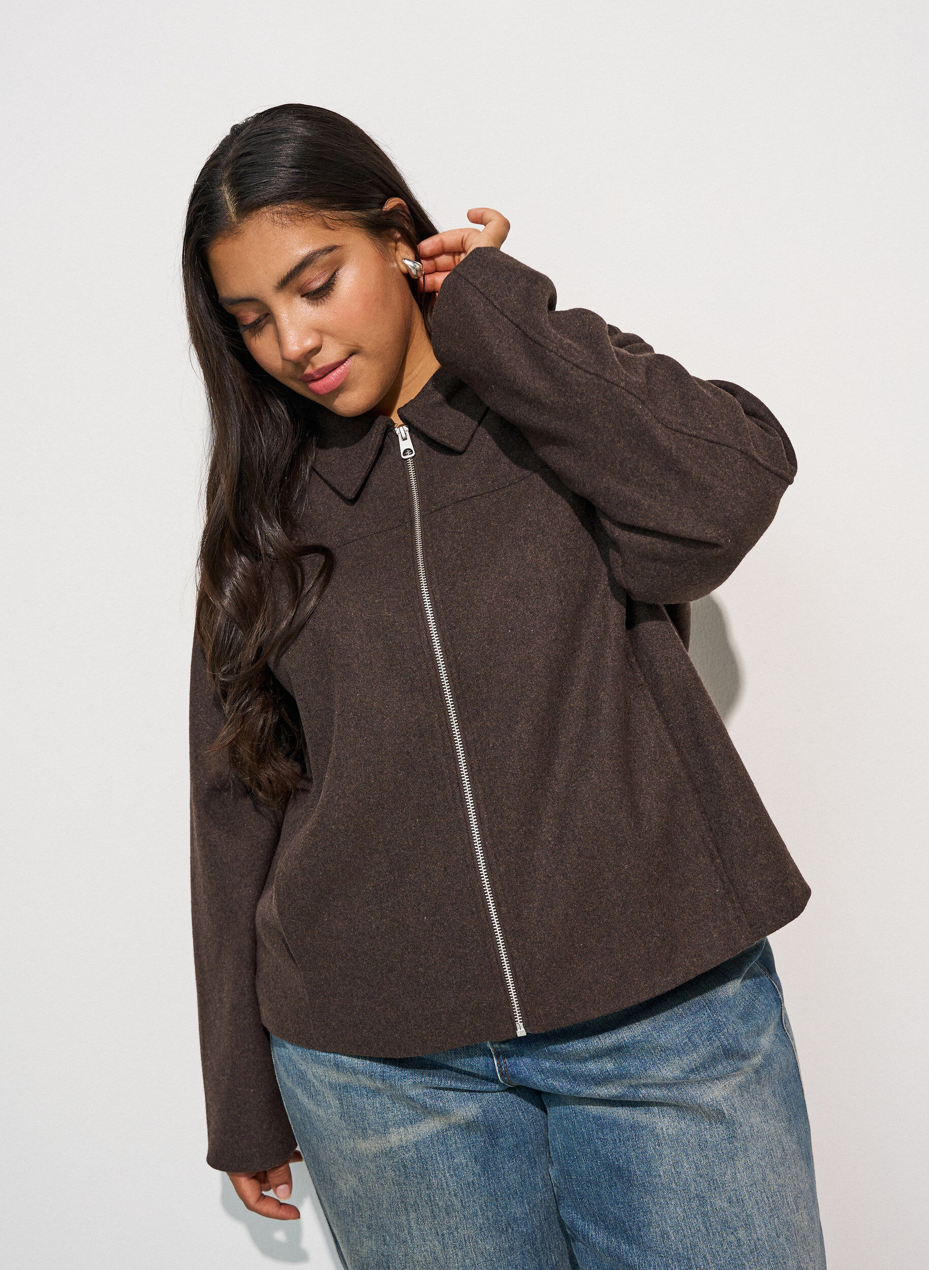 ZizziKurze Jacke mit Hemdkragen und Rei&szlig;verschluss, Braun, Model image number 3