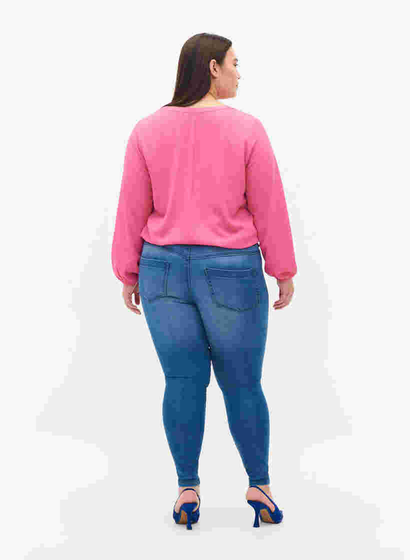 Super Slim Amy Jeans mit hoher Taille, Lt blue Denim, Model image number 2