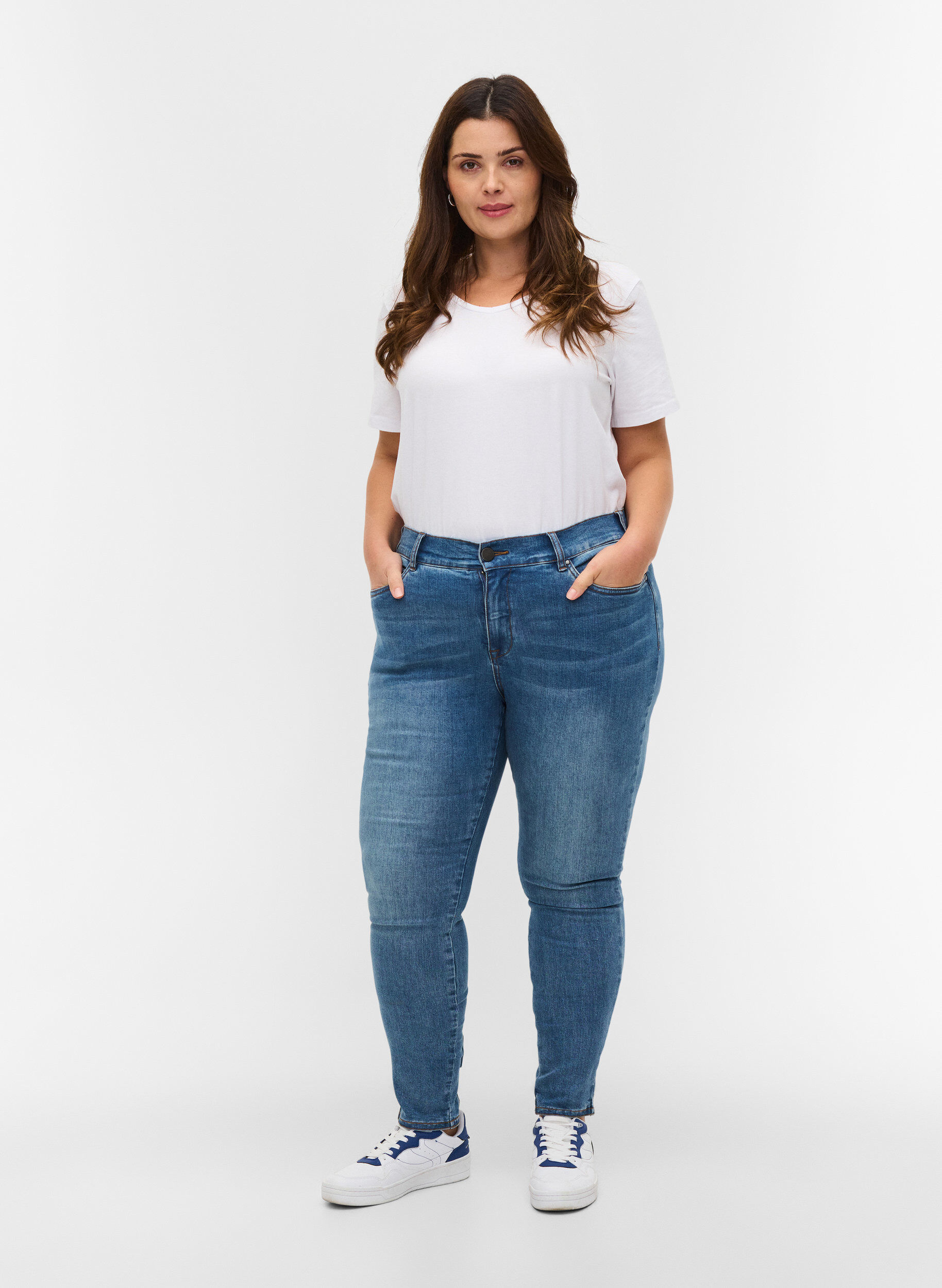 ZizziCropped Amy Jeans mit hoher Taille und Schleife, Blue denim, Model image number 3