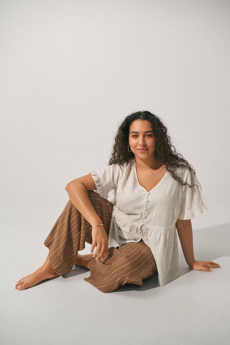 Outfit aus Leinen und Viskose, , Model