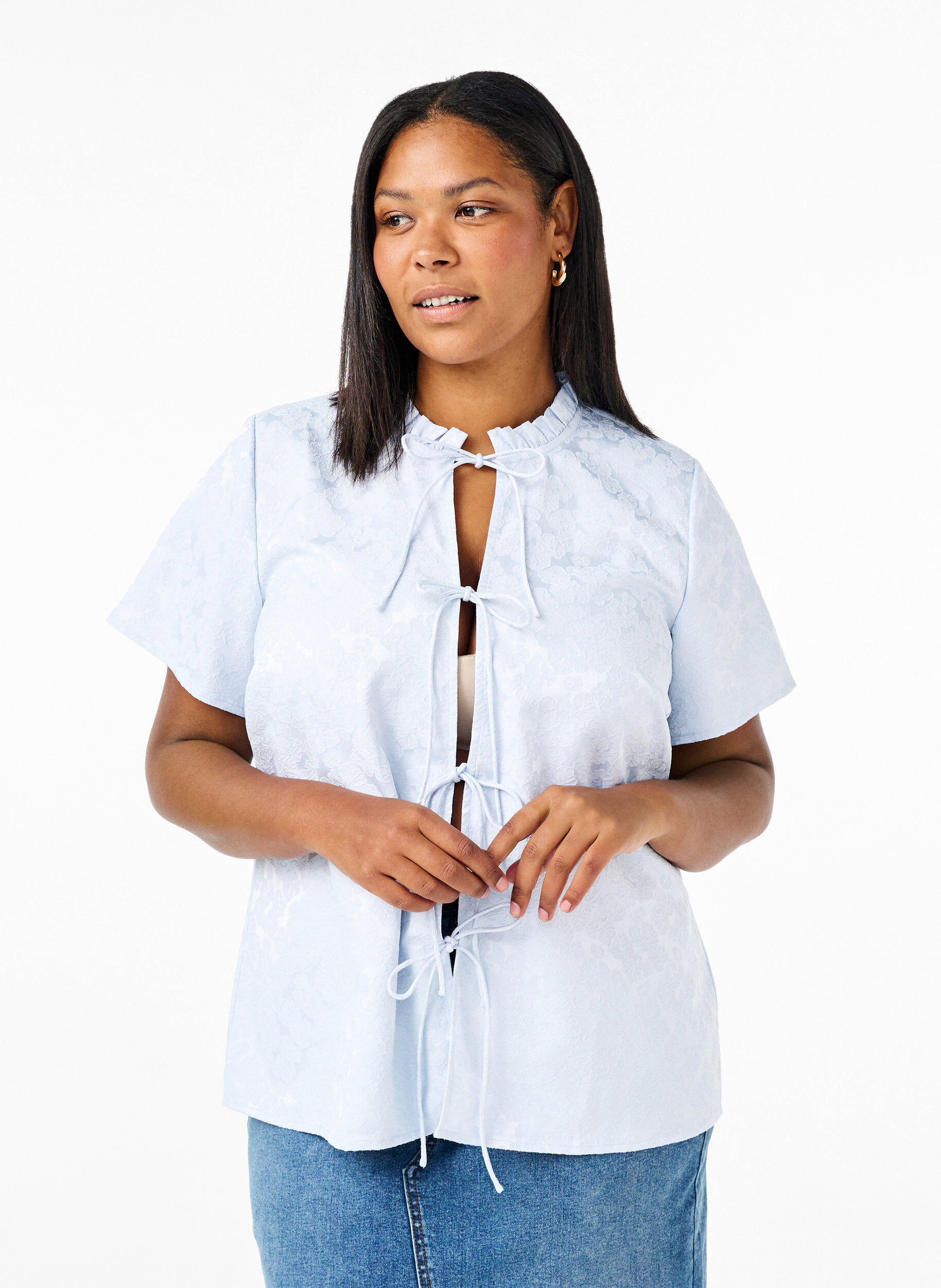 Kurz&auml;rmelige Jacquard-Bluse mit Schleifen, Blau, Model