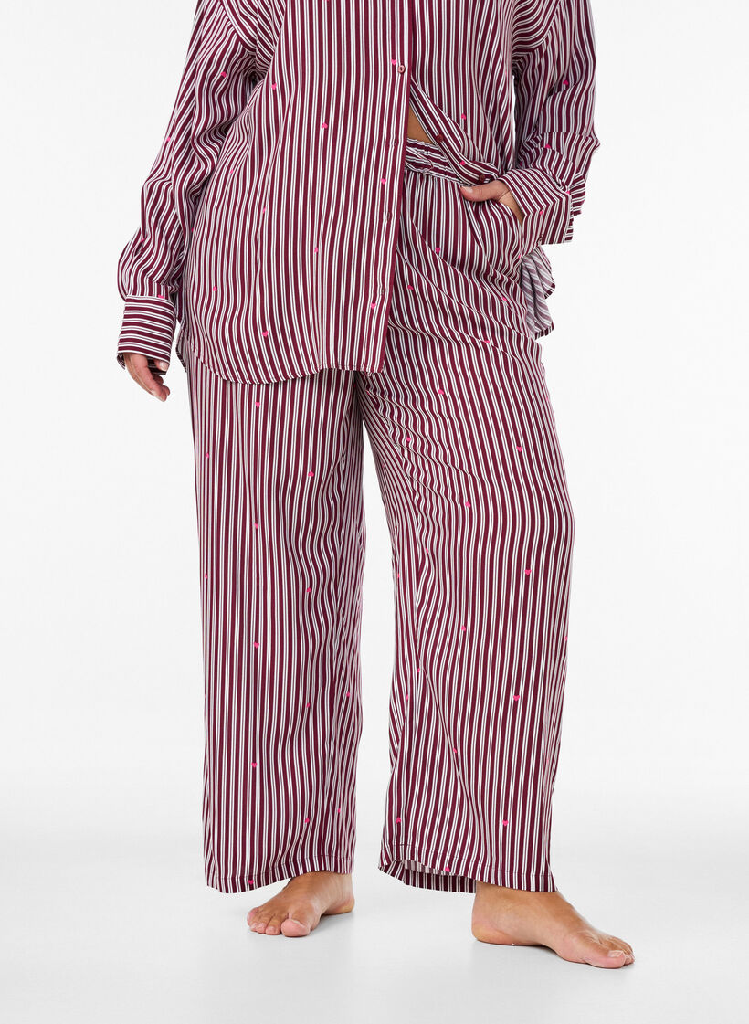 Lockere Nachthose mit Streifen und Herzen, Dunkles Bordeaux, Model image number 2