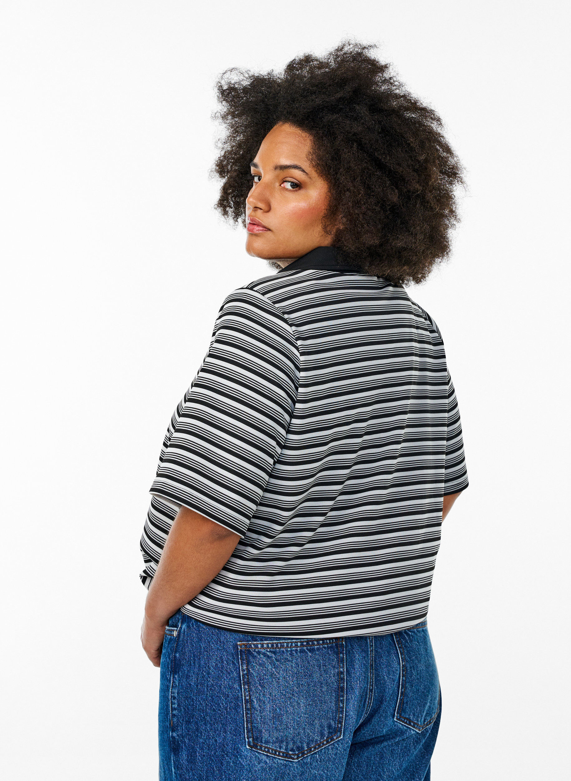 ZizziKurz&auml;rmliges Poloshirt mit Streifen und Rei&szlig;verschluss, Schwarz, Model image number 2