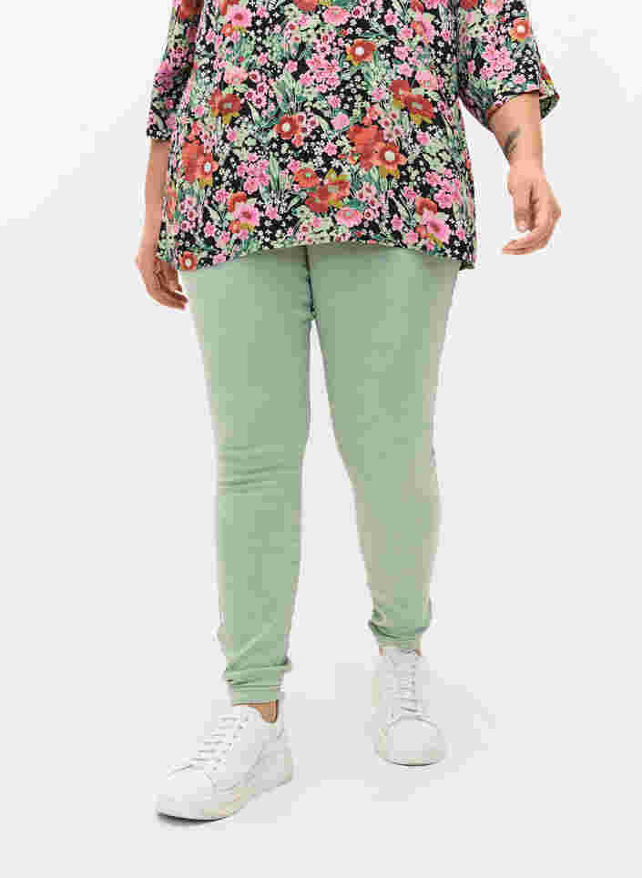 Super Slim Amy Jeans mit hoher Taille, Frosty Green, Model image number 2