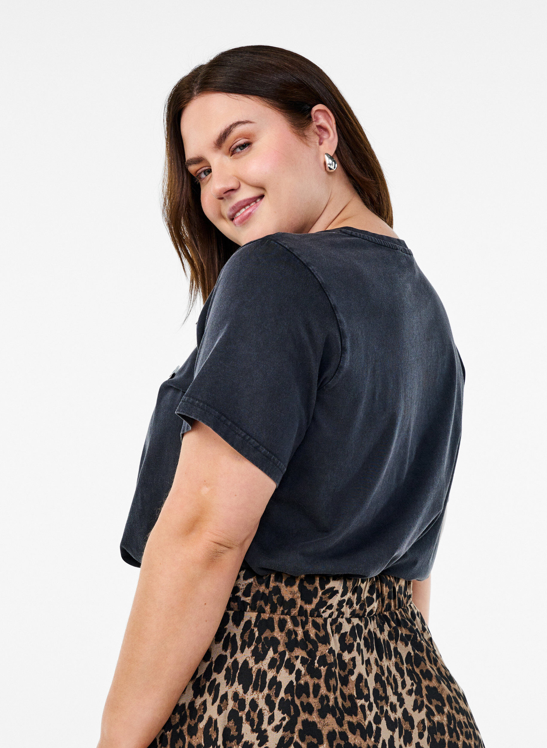 ZizziGewaschenes T-Shirt mit Paillettenbl&uuml;ten, Grau, Model image number 2