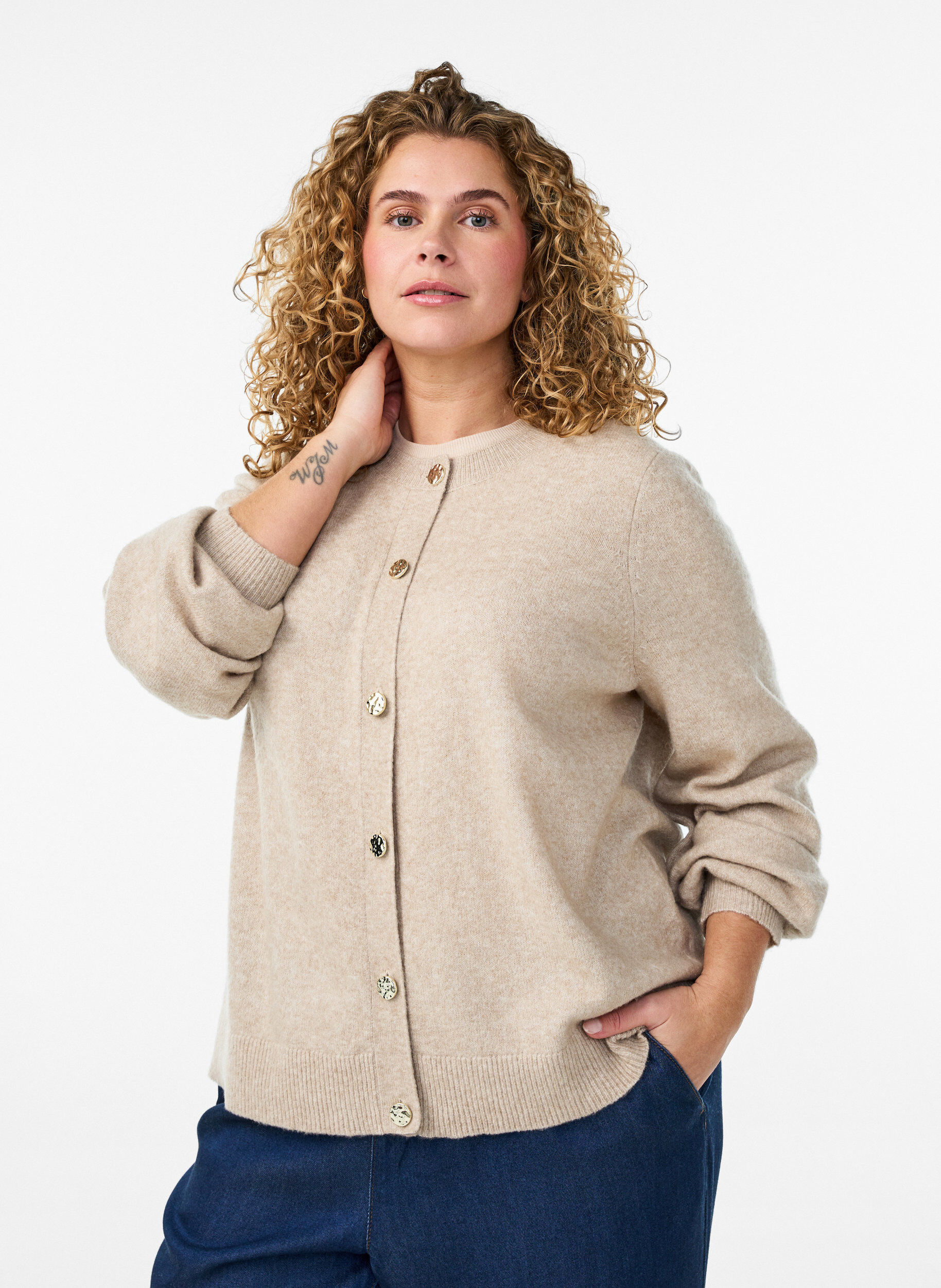 Strickjacke aus weichem Strick mit goldfarbenen Kn&ouml;pfen, Beige, Model