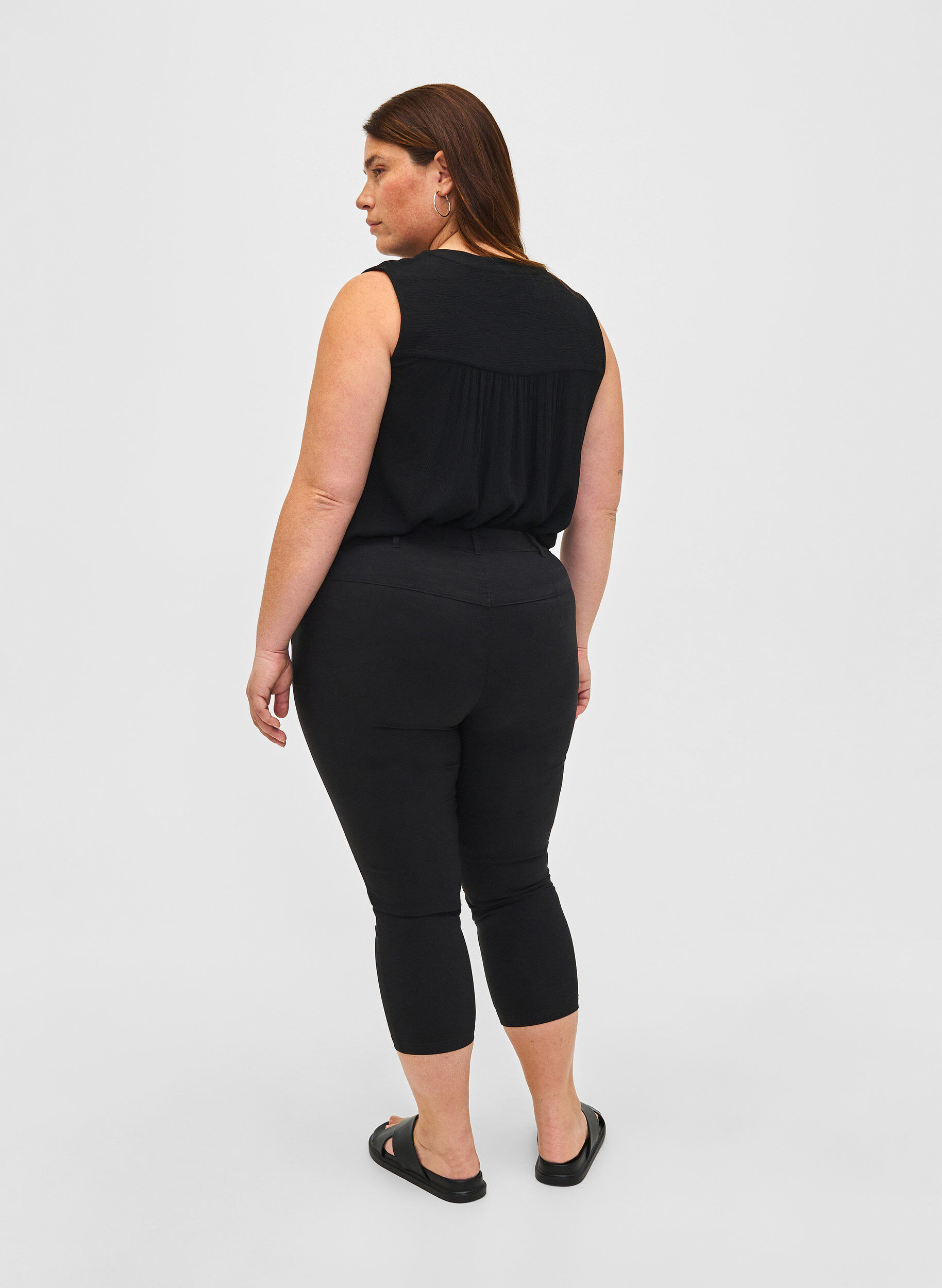 ZizziSlim Fit Caprihose aus Viskosemischung, Schwarz, Model image number 1