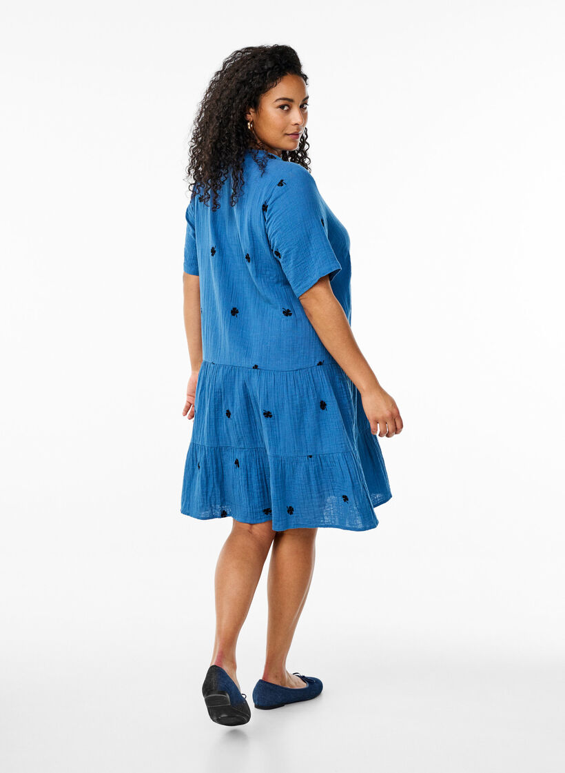 Kleines Kleid aus Baumwollmusselin mit gestickten Blumen, Blau, Model image number 2