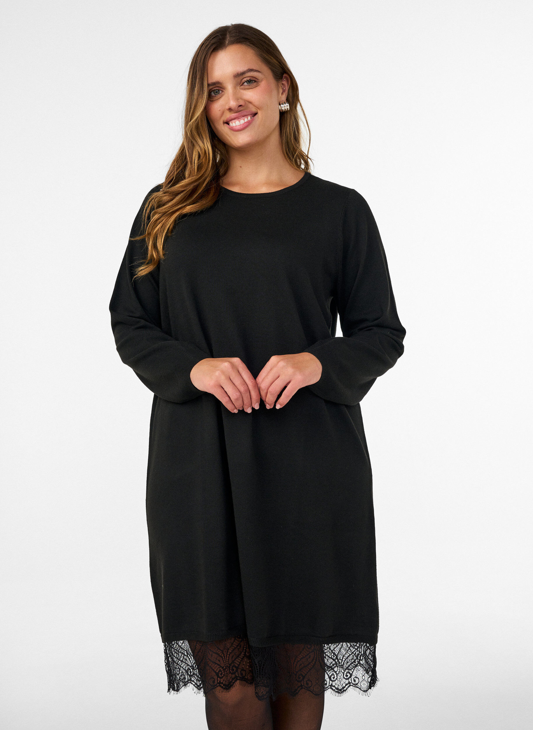 Kurzes Kleid aus Strick mit Spitzensaum, Schwarz, Model