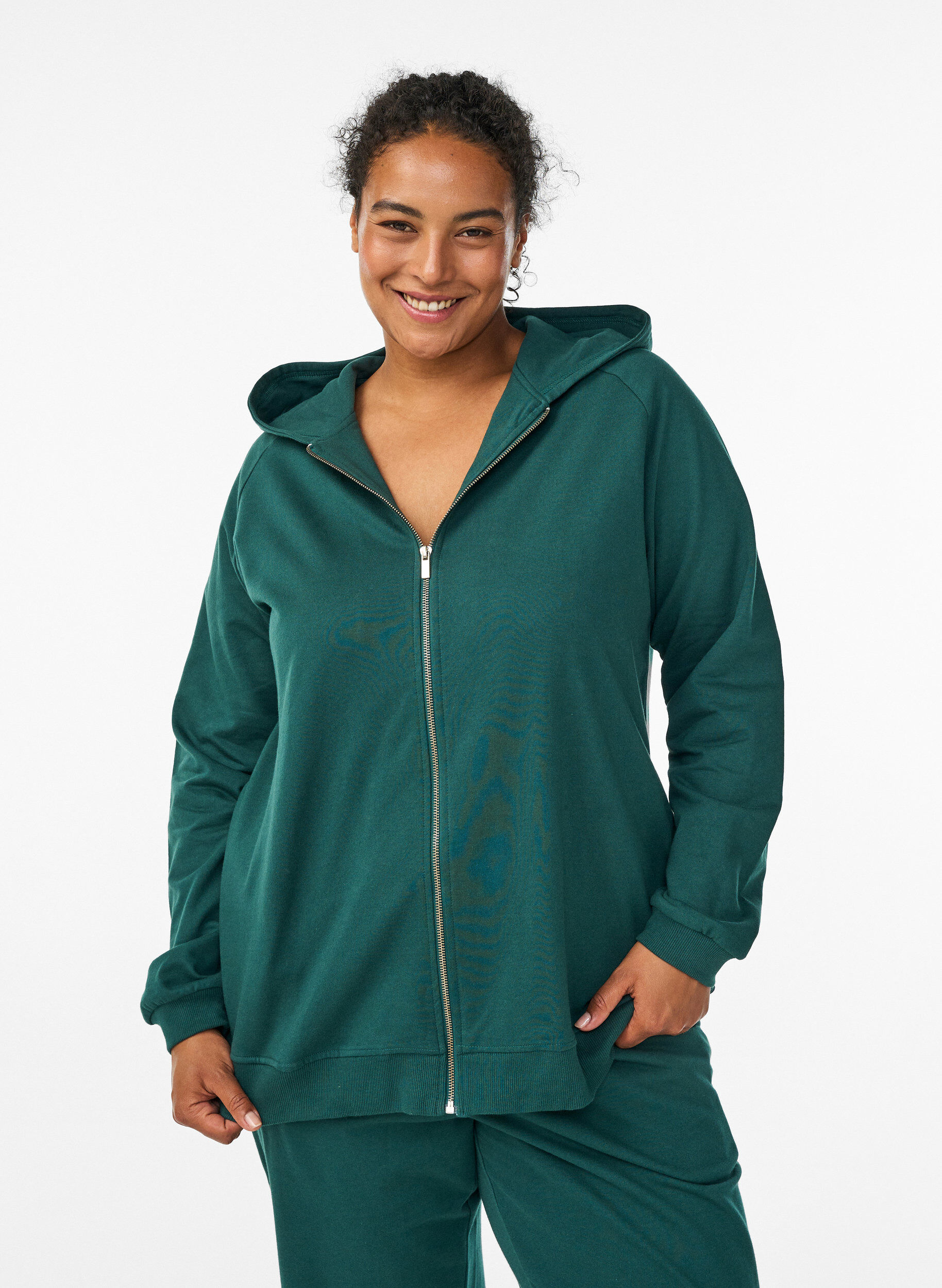 Hoodie aus Sweatstoff mit Rei&szlig;verschluss und R&uuml;ckendruck, Gr&uuml;n, Model