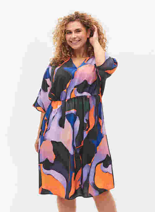 Midi Kleid mit V-Ausschnitt und farbigem Druck, Big Scale Print, Model