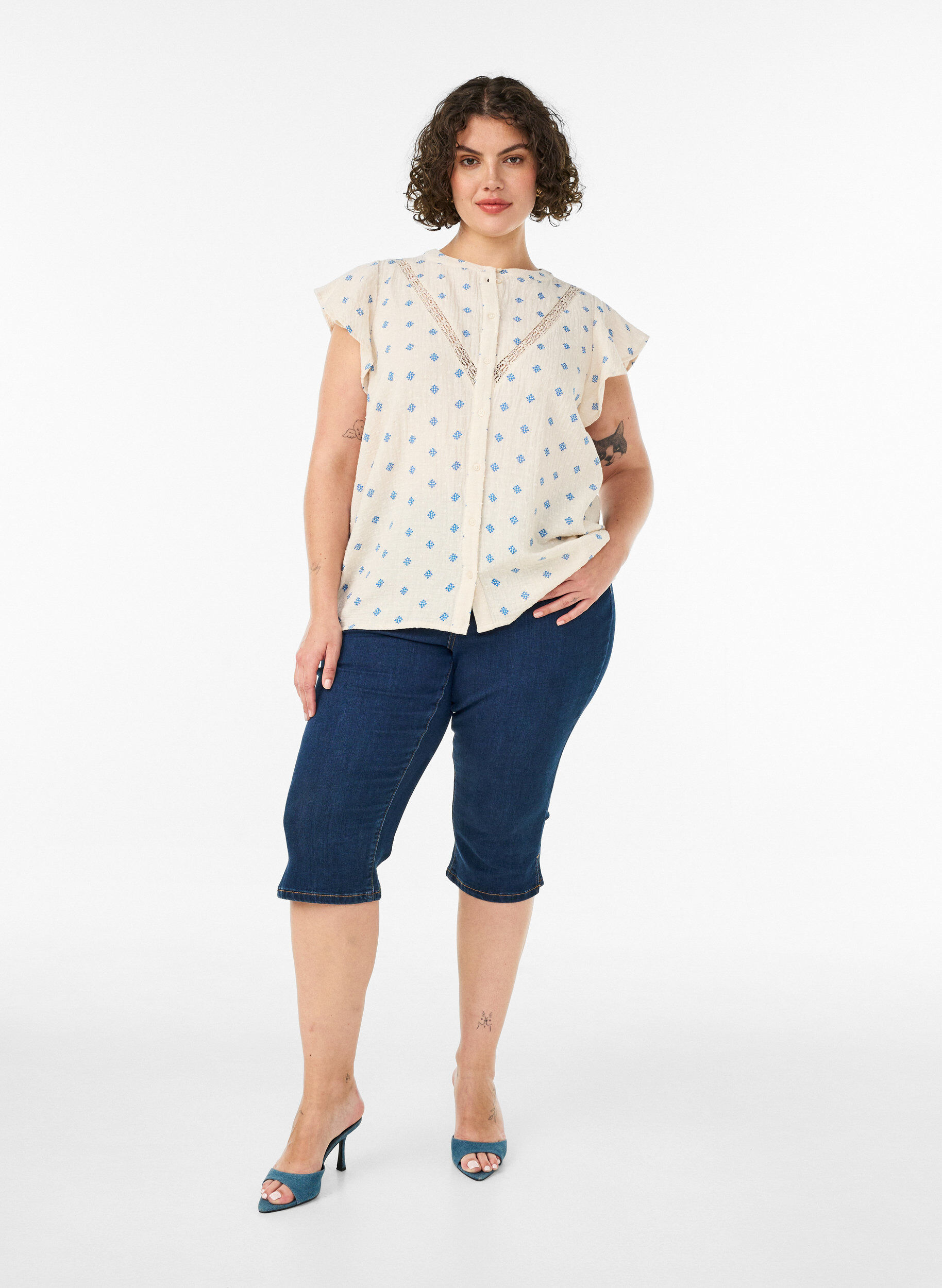 Zizzi&Auml;rmellose Bluse mit H&auml;kelborte und R&uuml;schendetail, Beige, Model image number 1