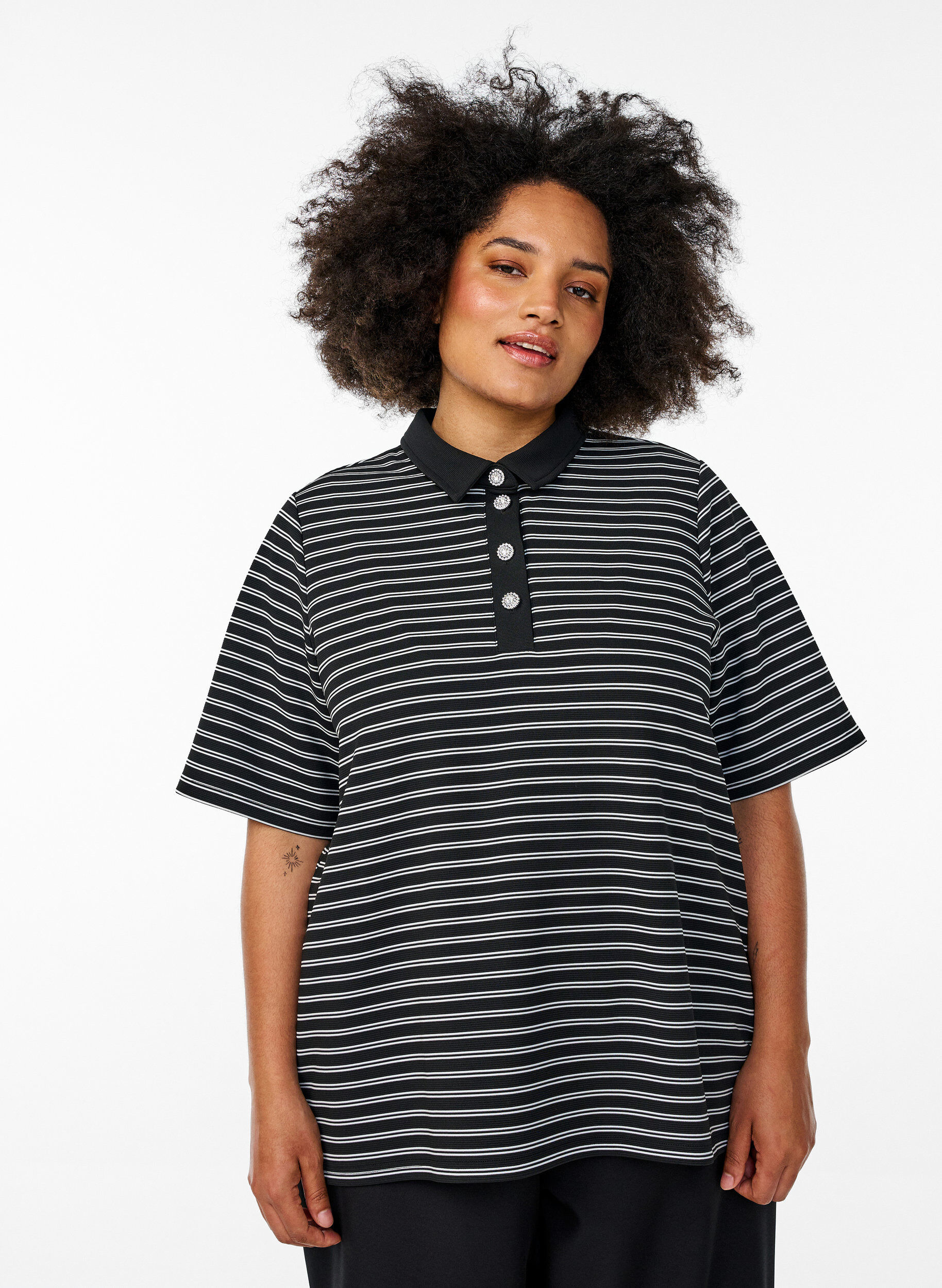 Gestreiftes Poloshirt mit kurzen &Auml;rmeln und Kn&ouml;pfen, Schwarz, Model