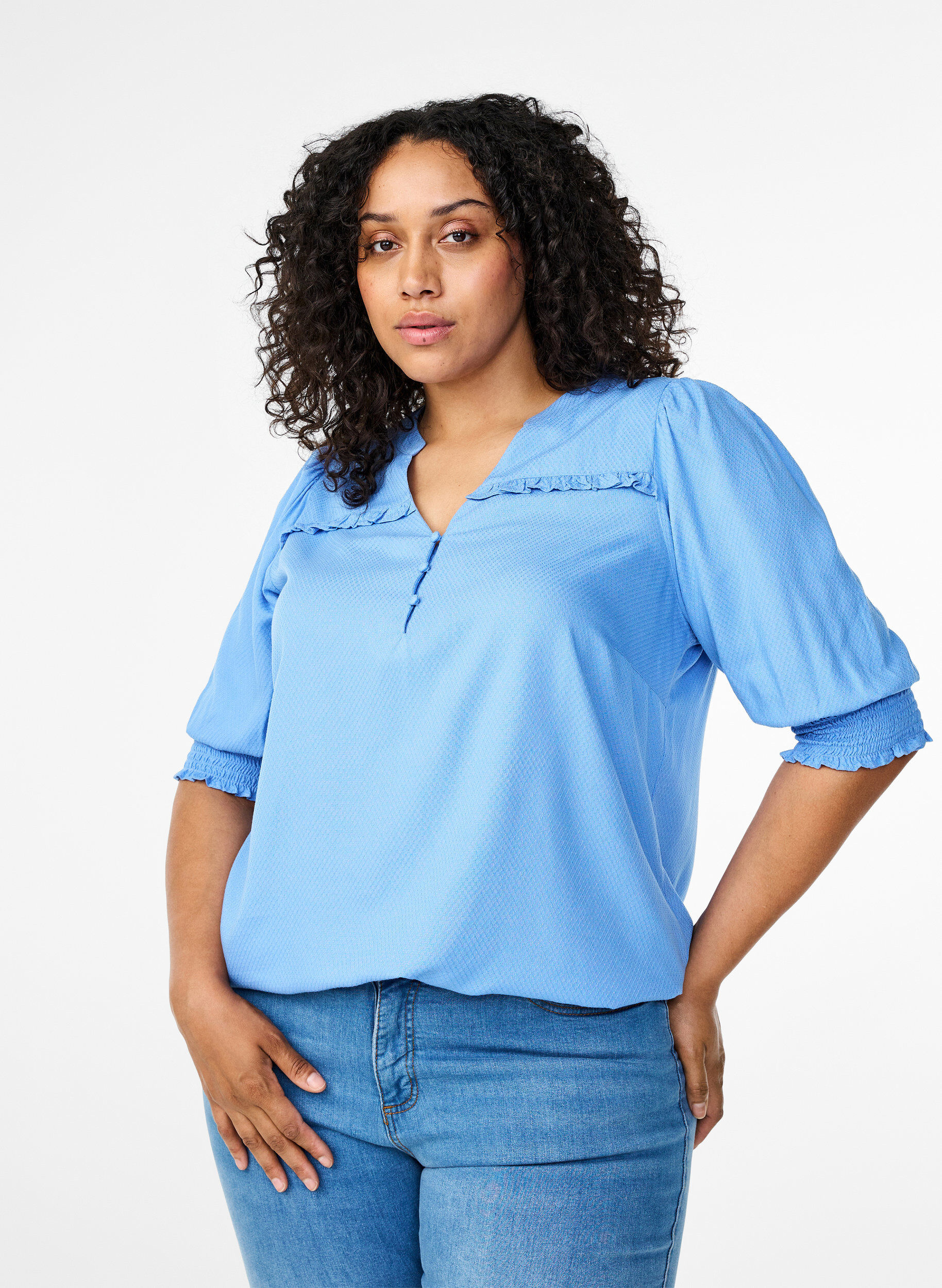 Zizzi Viskosebluse mit Smok- und R&uuml;schendetail, Cornflower Blue, Model image number 0