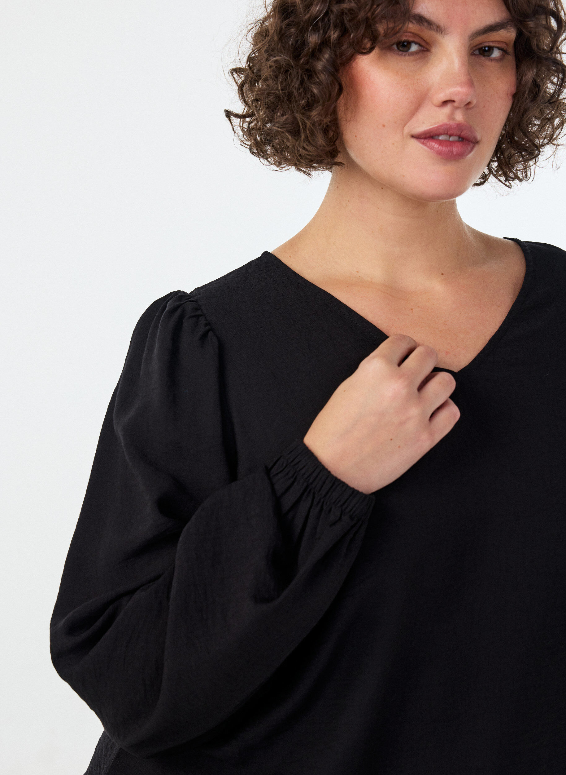 ZizziViskosebluse mit V-Ausschnitt und Ballonform, Schwarz, Model image number 3