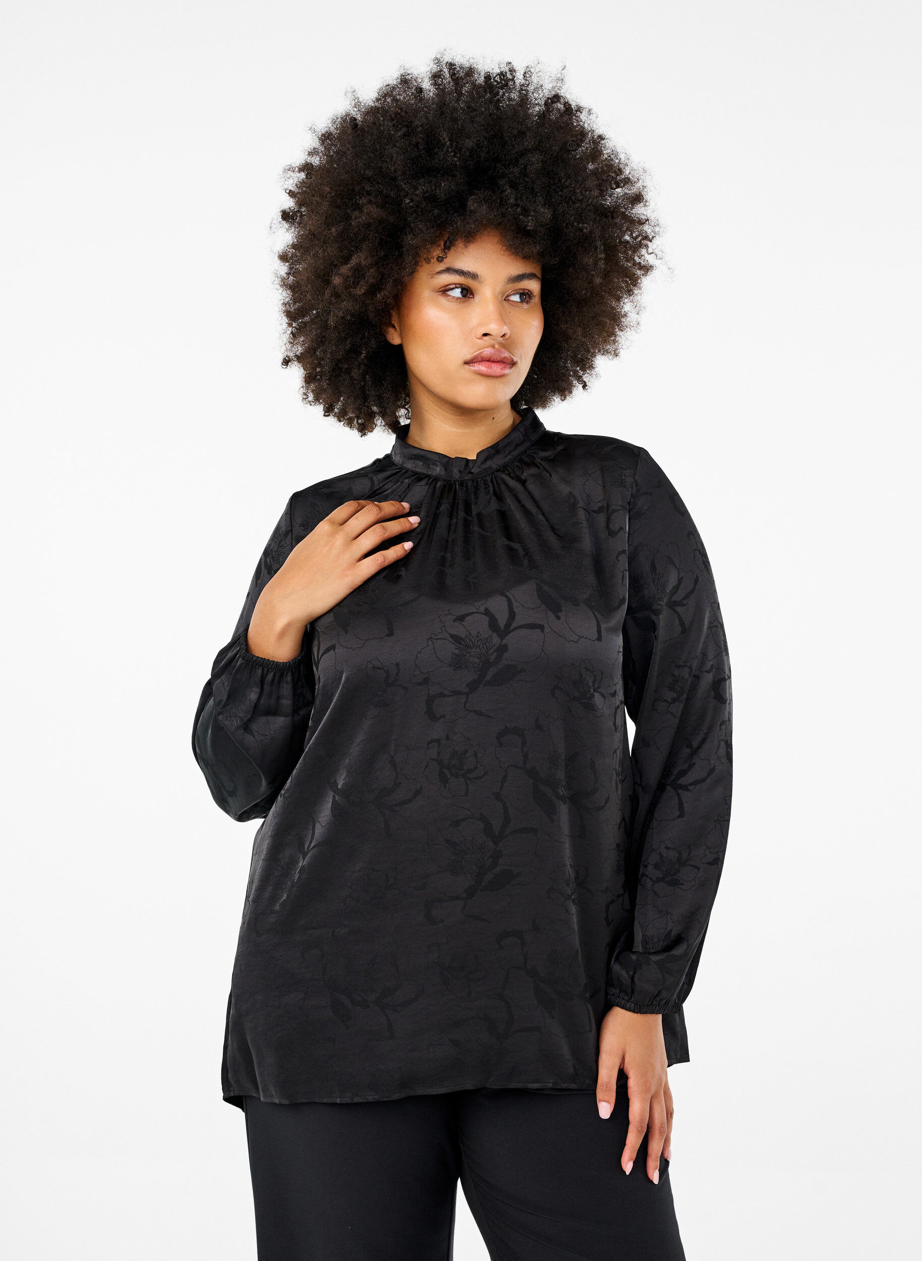 ZizziSatinstoffbluse mit Ton-in-Ton-Muster, Black, Model image number 0
