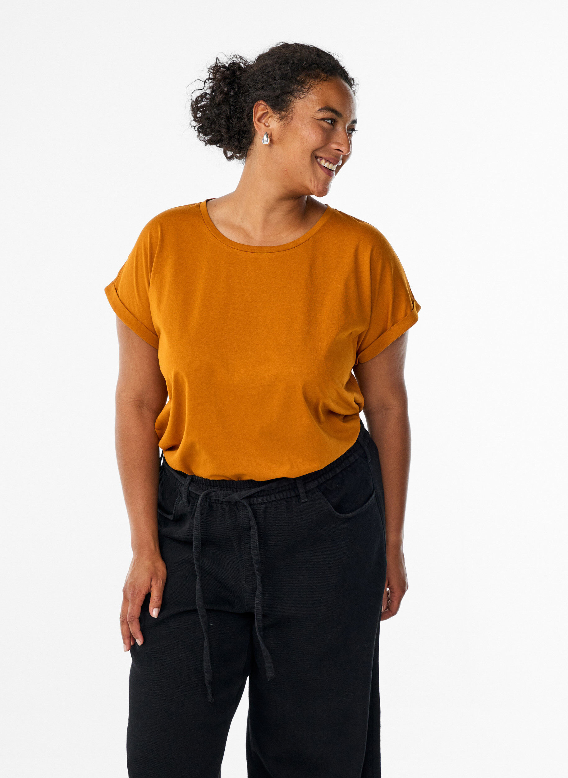 Kurz&auml;rmliges T-Shirt aus einer Baumwollmischung, Orange, Model