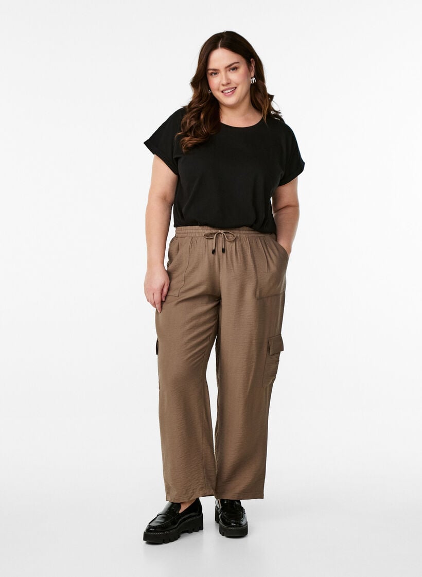 Kurzärmeliges T-Shirt aus einer Baumwollmischung, Schwarz, Model image number 1