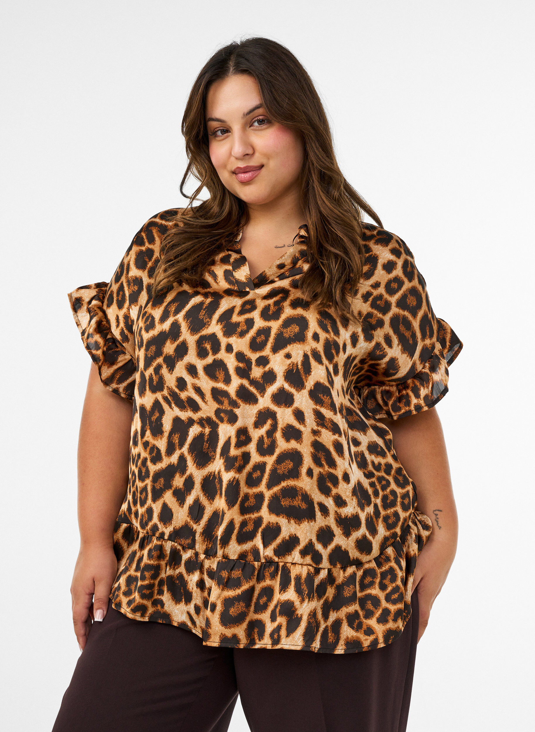 Bluse mit Leopardenmuster und R&uuml;schendetails, Braun, Model