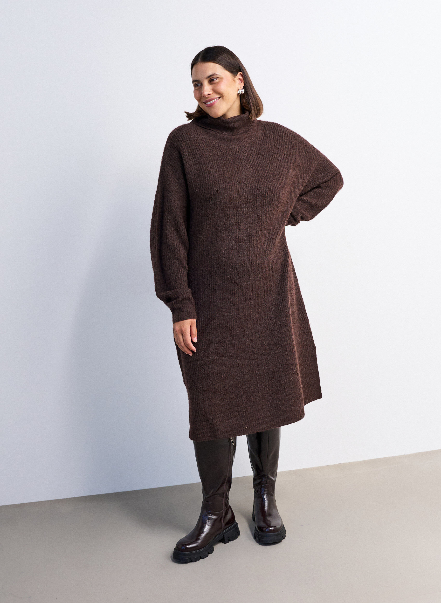 Strickkleid mit Rollkragen, Braun, Model