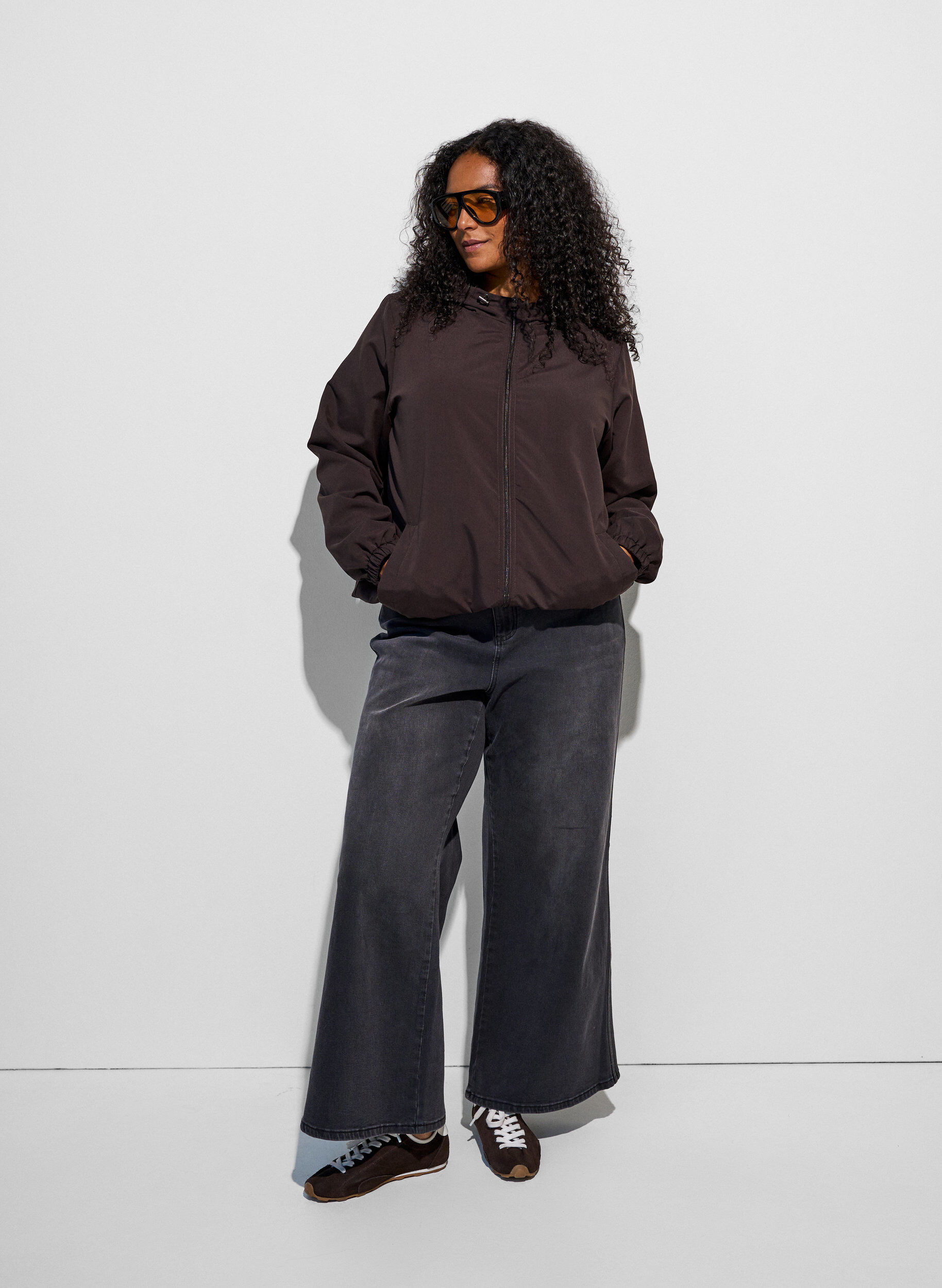 ZizziLeichte Jacke mit Kapuze und Rei&szlig;verschluss, Braun, Model image number 1