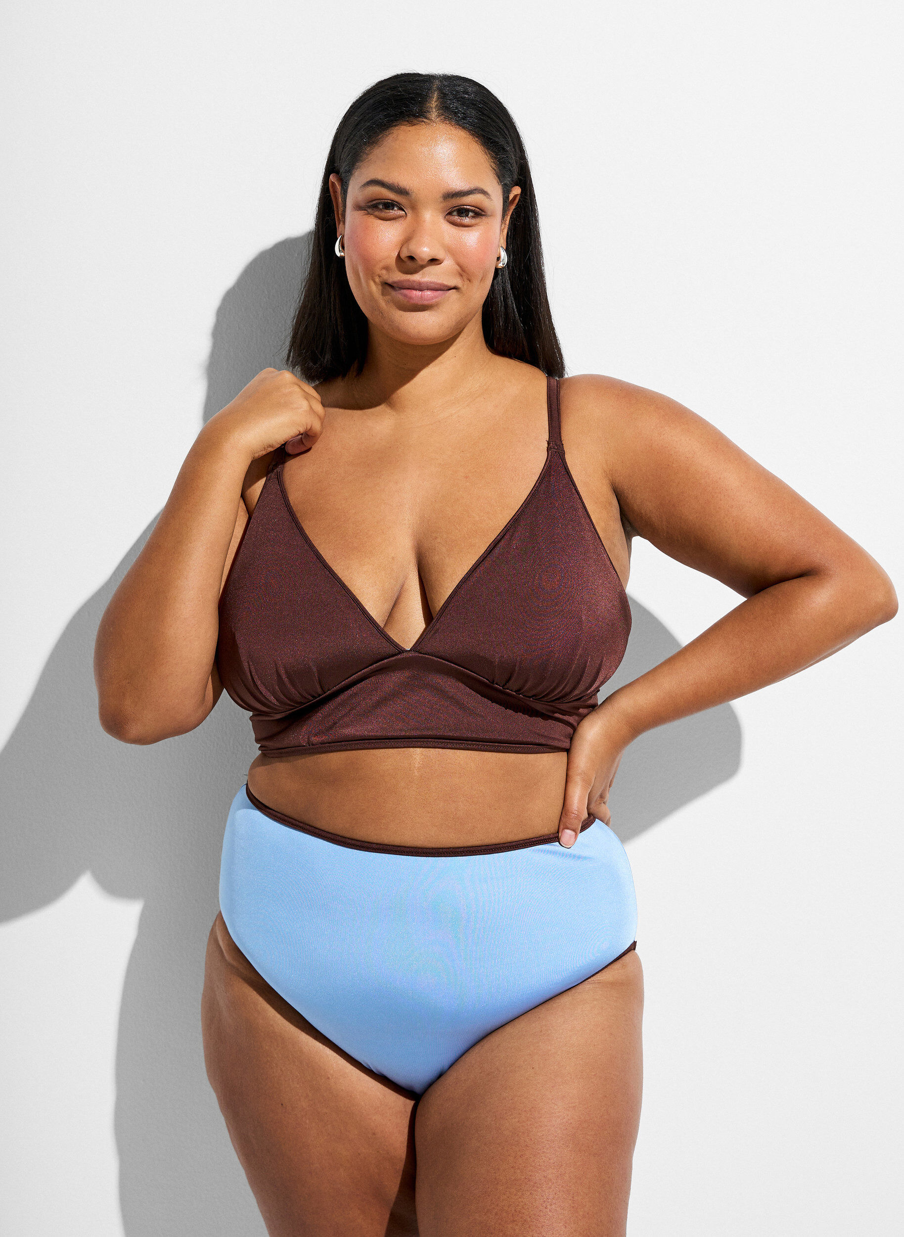 ZizziWende-Bikini-Top mit V-Ausschnitt und Kreuztr&auml;gern, Braun, Model image number 1