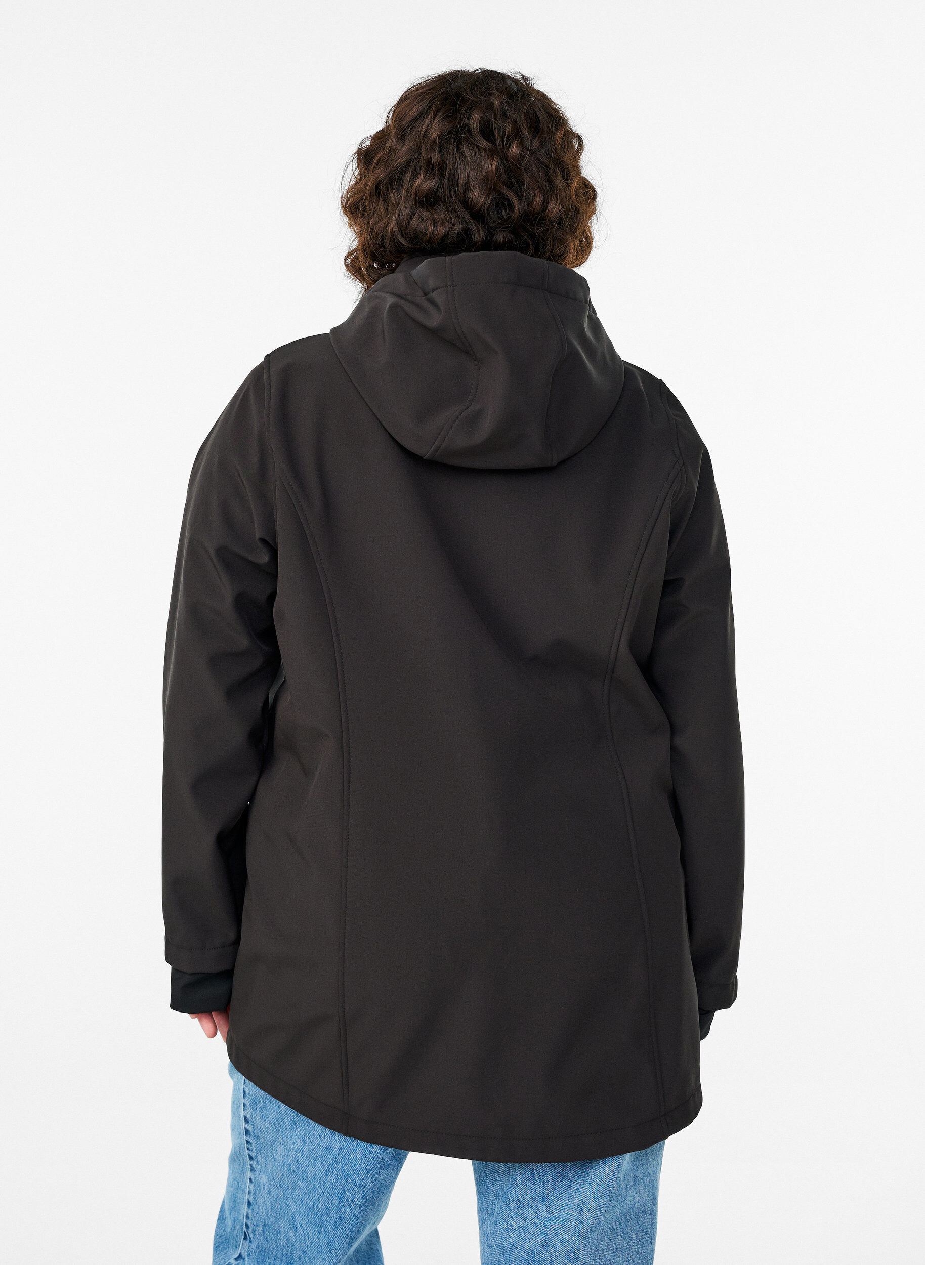 ZizziSoftshelljacke aus kurzem Schnitt mit abnehmbarer Kapuze, Schwarz, Model image number 2