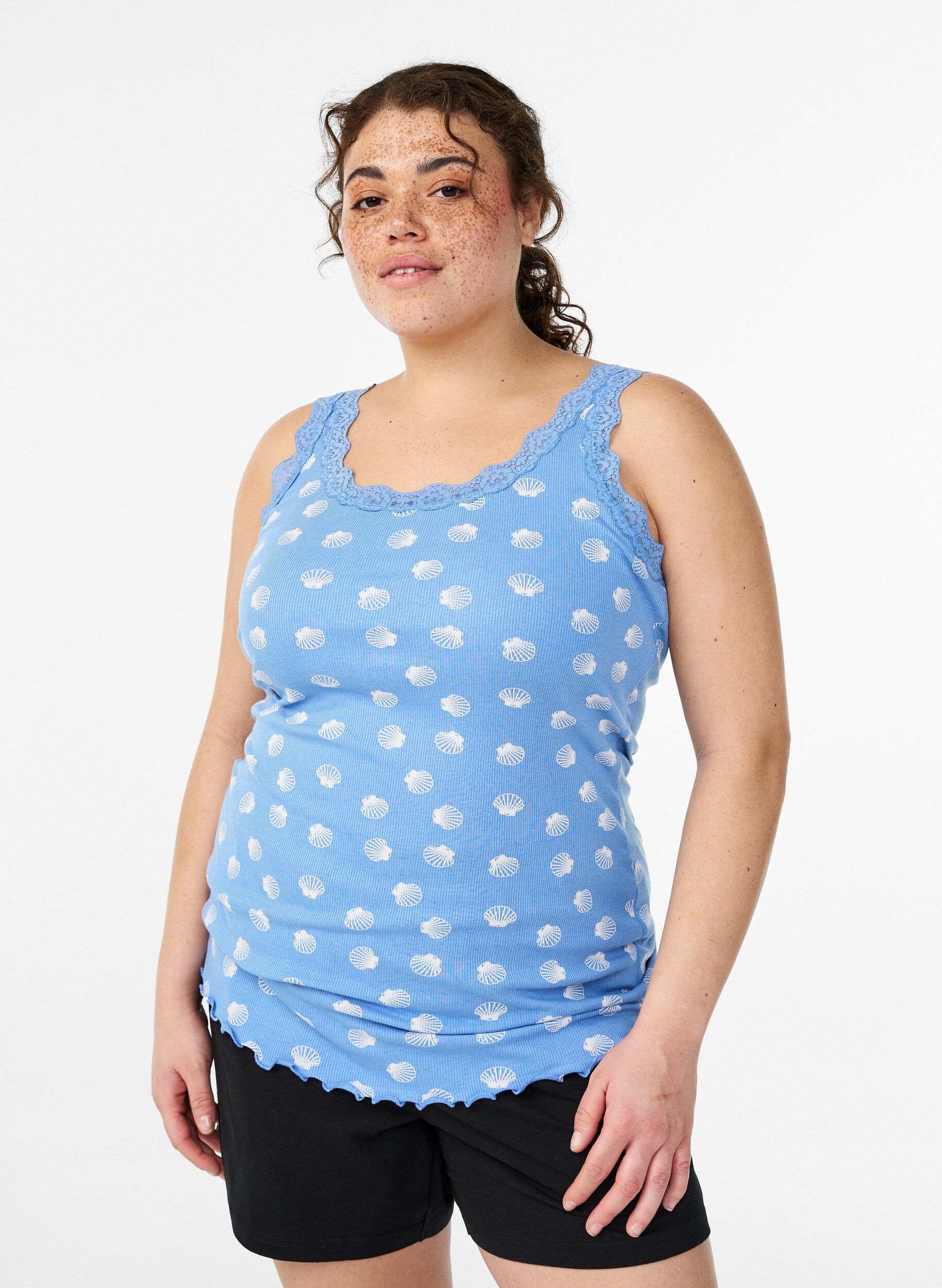Oberteil mit Aufdruck und Spitzenborte, Blau, Model