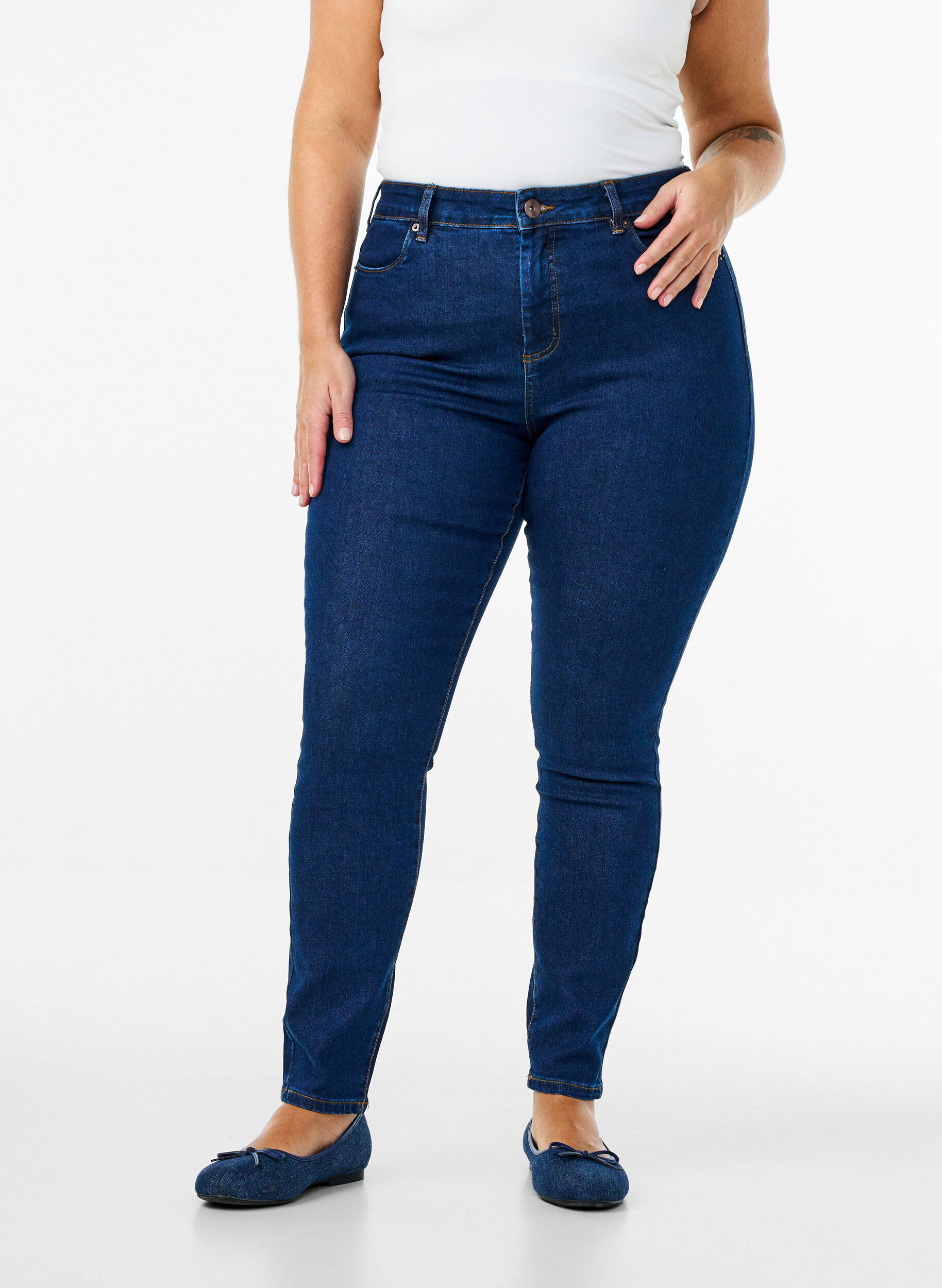 ZizziAmy Jeans mit hoher Taille und extra schlanker Passform, Blau, Model image number 2