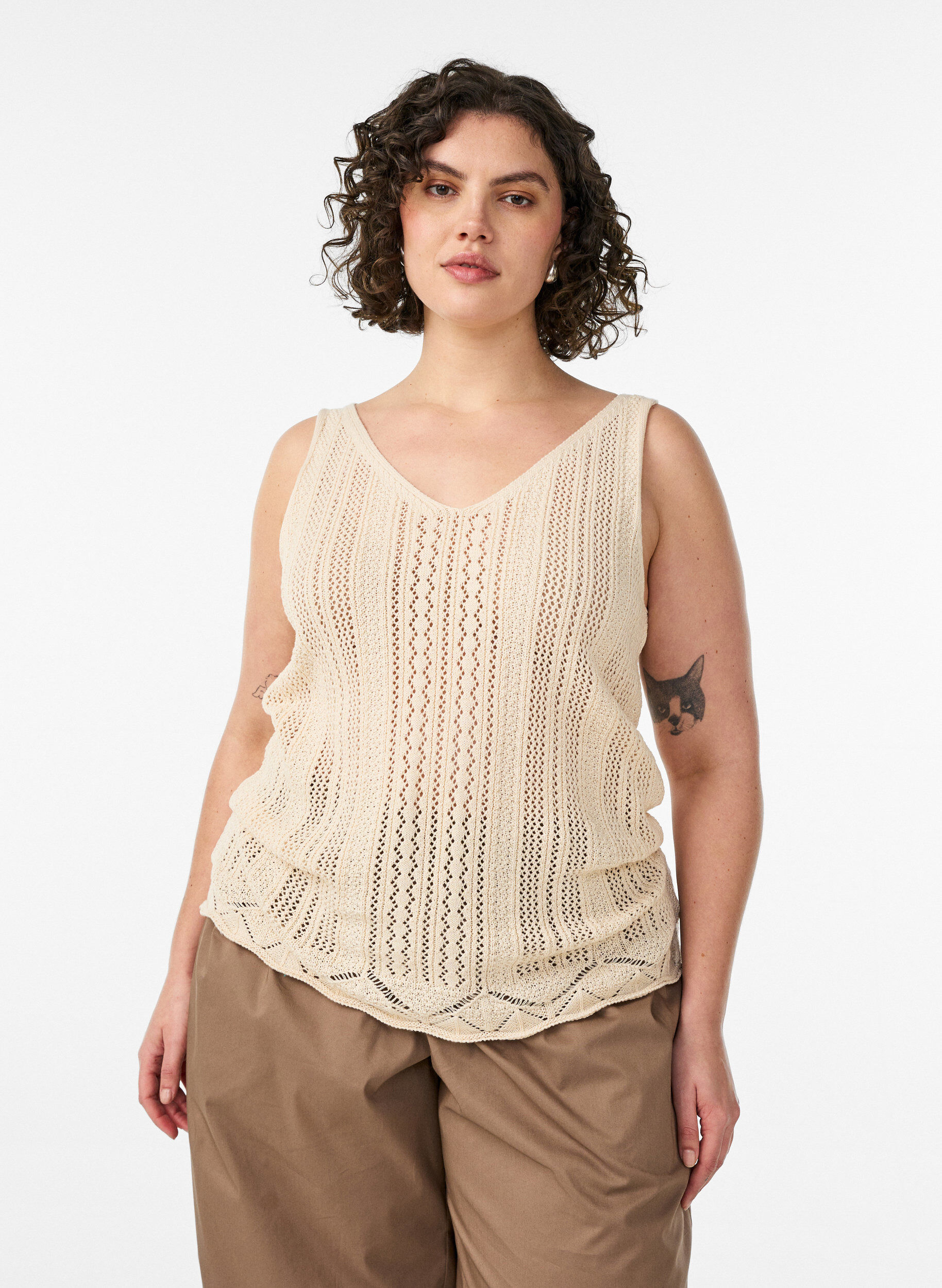 ZizziStricktop mit Lochstickerei und V-Ausschnitt, Beige, Model image number 0