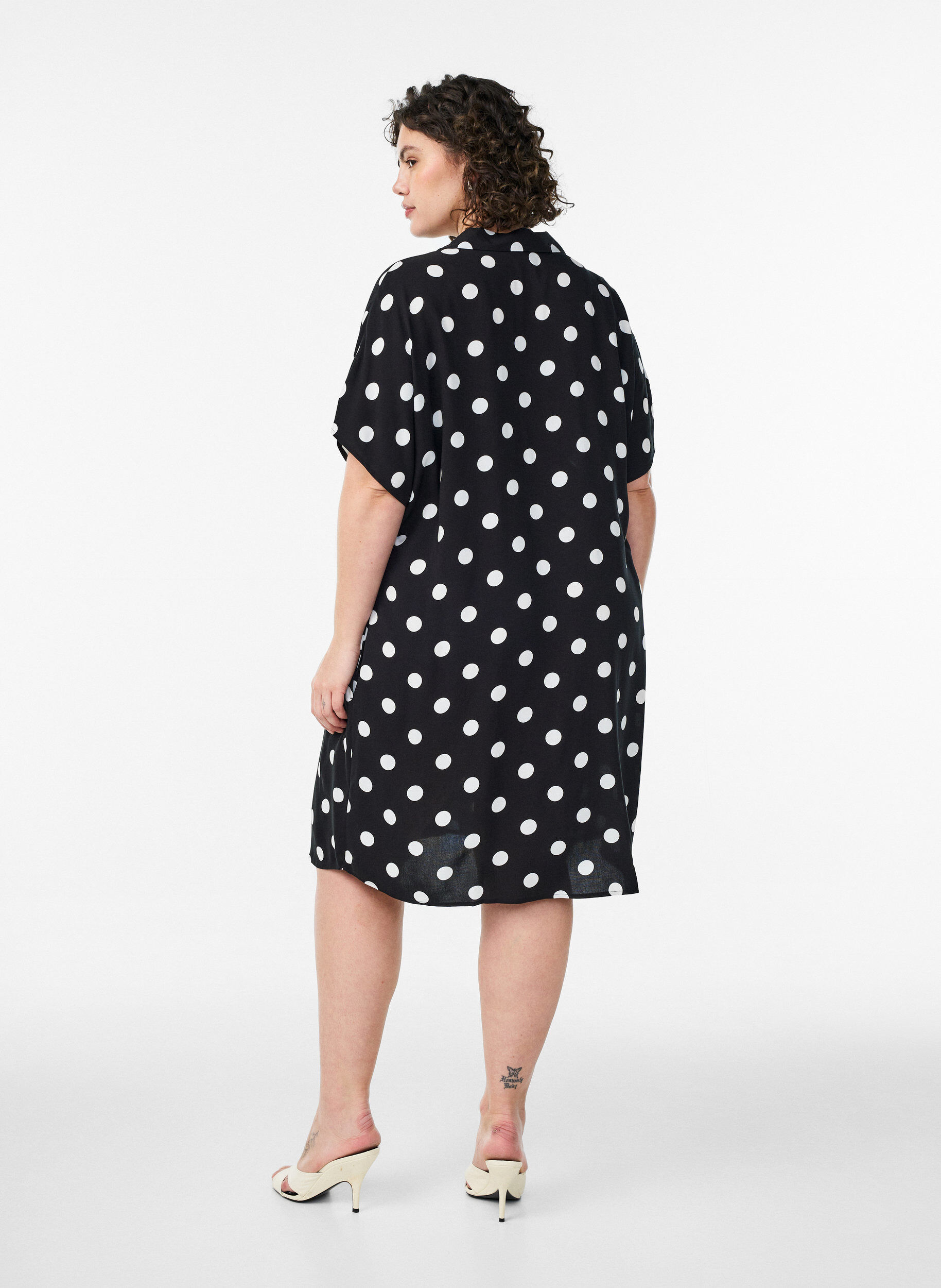 ZizziLocker geschnittenes langes Hemd aus Viskose, Vanille, Model image number 2