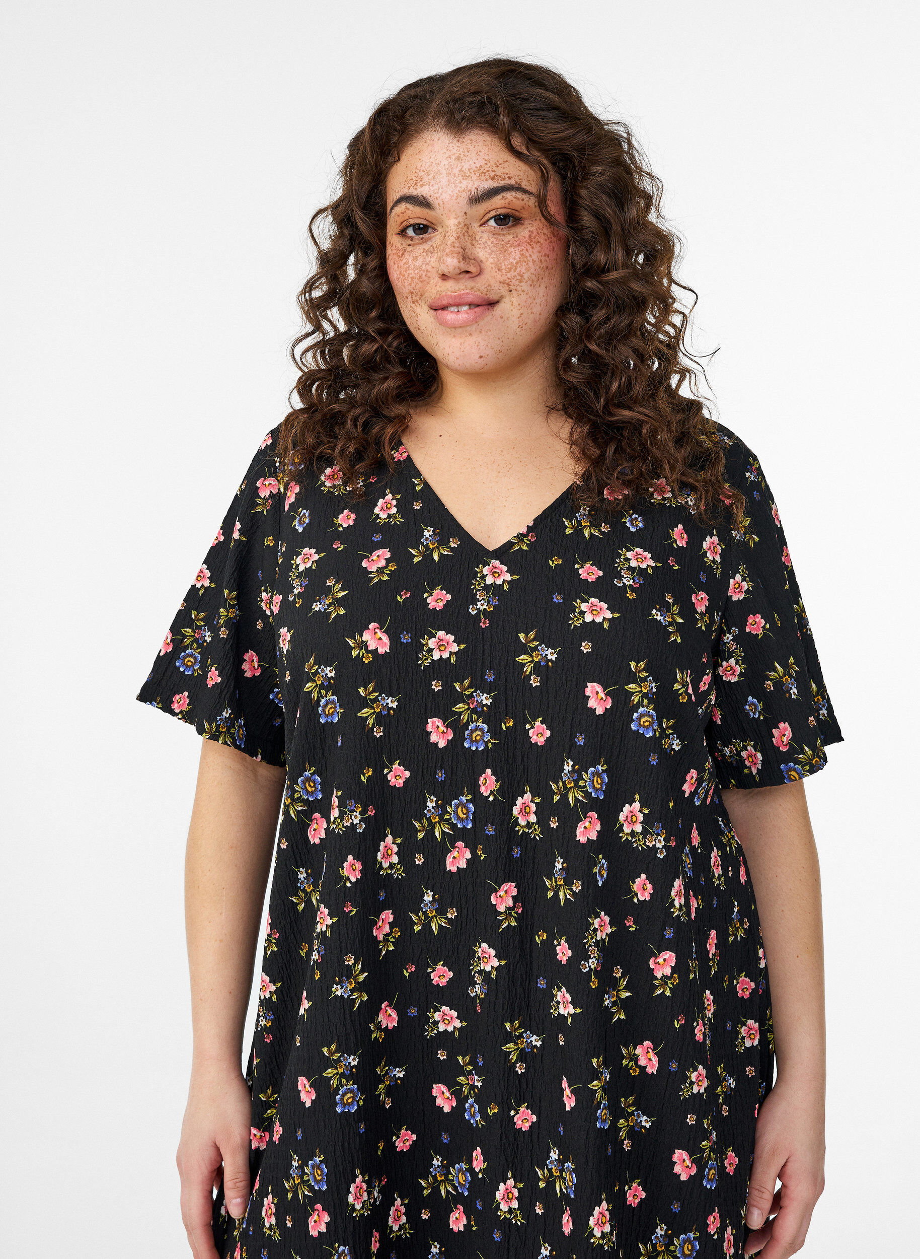 ZizziFLASH - Kleid mit kurzen &Auml;rmeln und V-Ausschnitt, Schwarz, Model image number 2