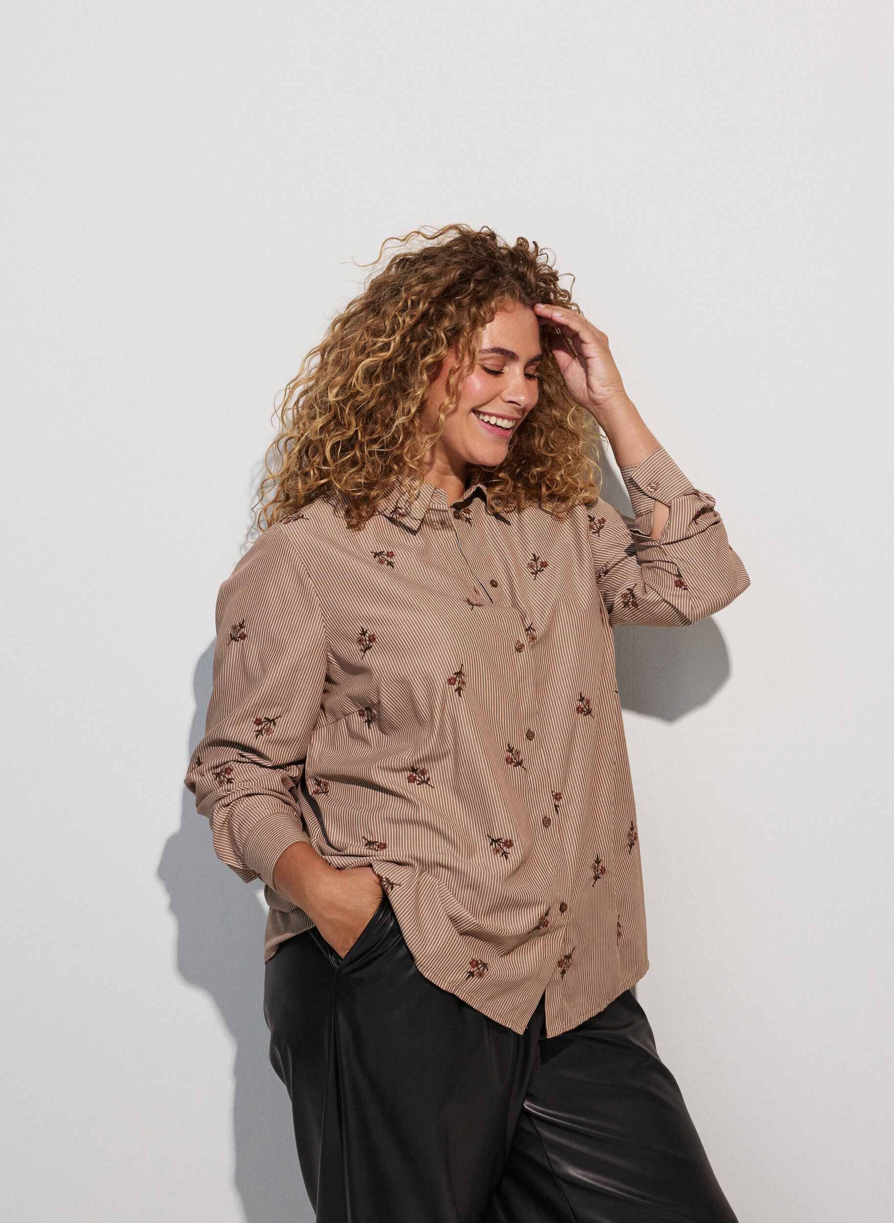Gestreifte Bluse mit bestickten Blumen, Braun, Model