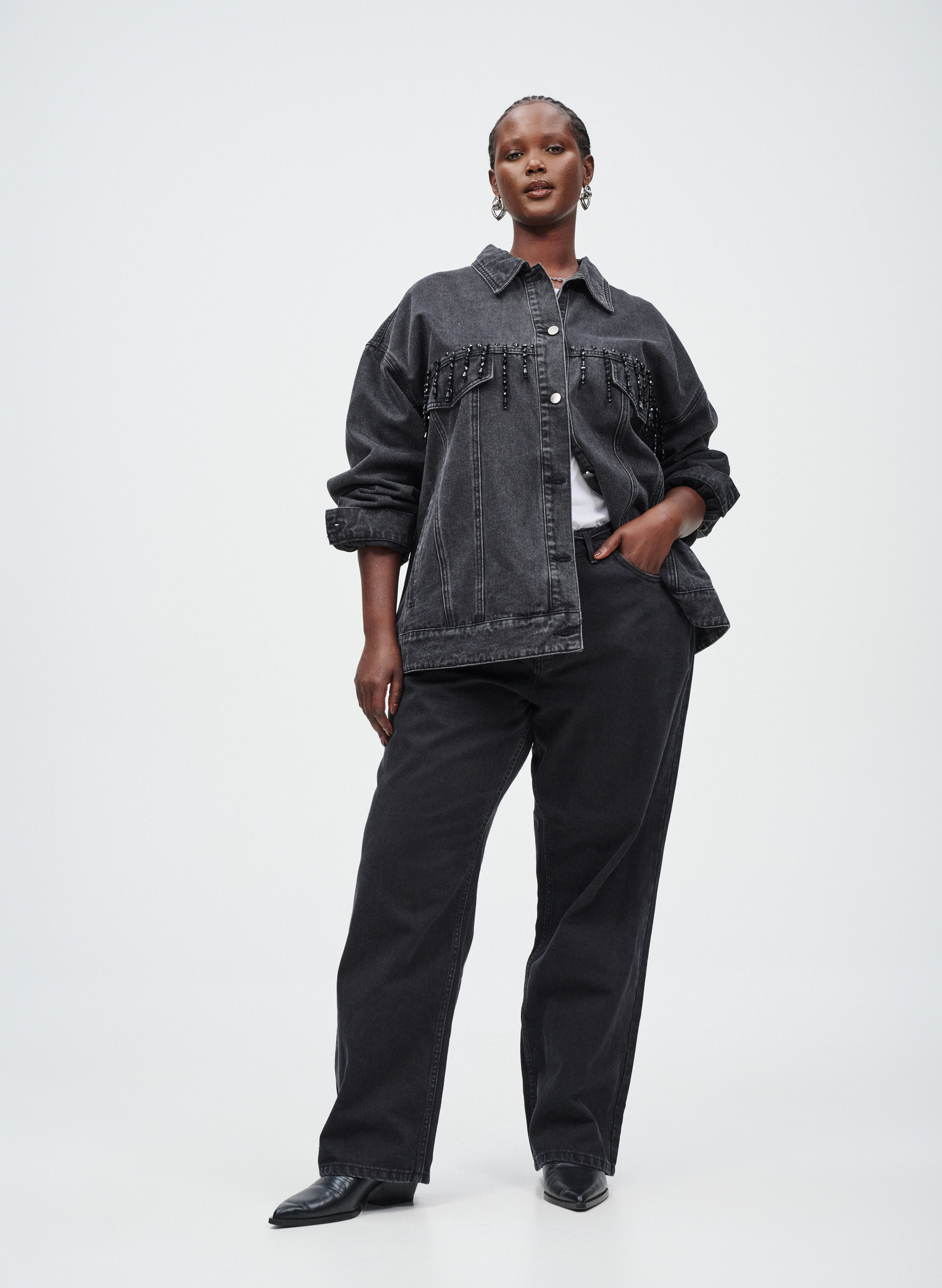 Jeansjacke mit Perlenfransen, , Model