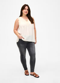 Viona Jeans mit normaler Taille, Dark Grey Denim, Model