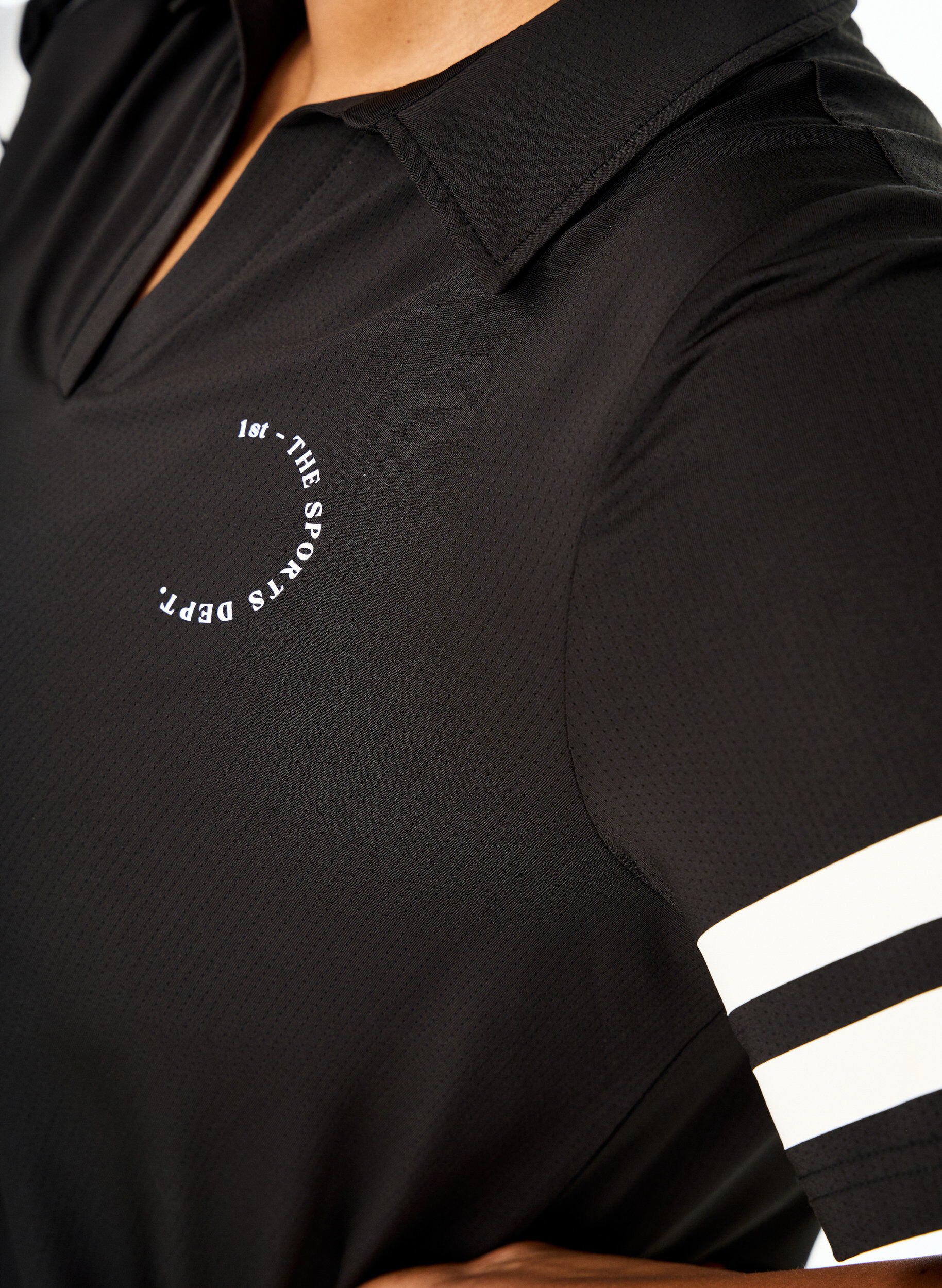 ZizziSportliches Poloshirt mit Streifen-Details, Schwarz, Model image number 3