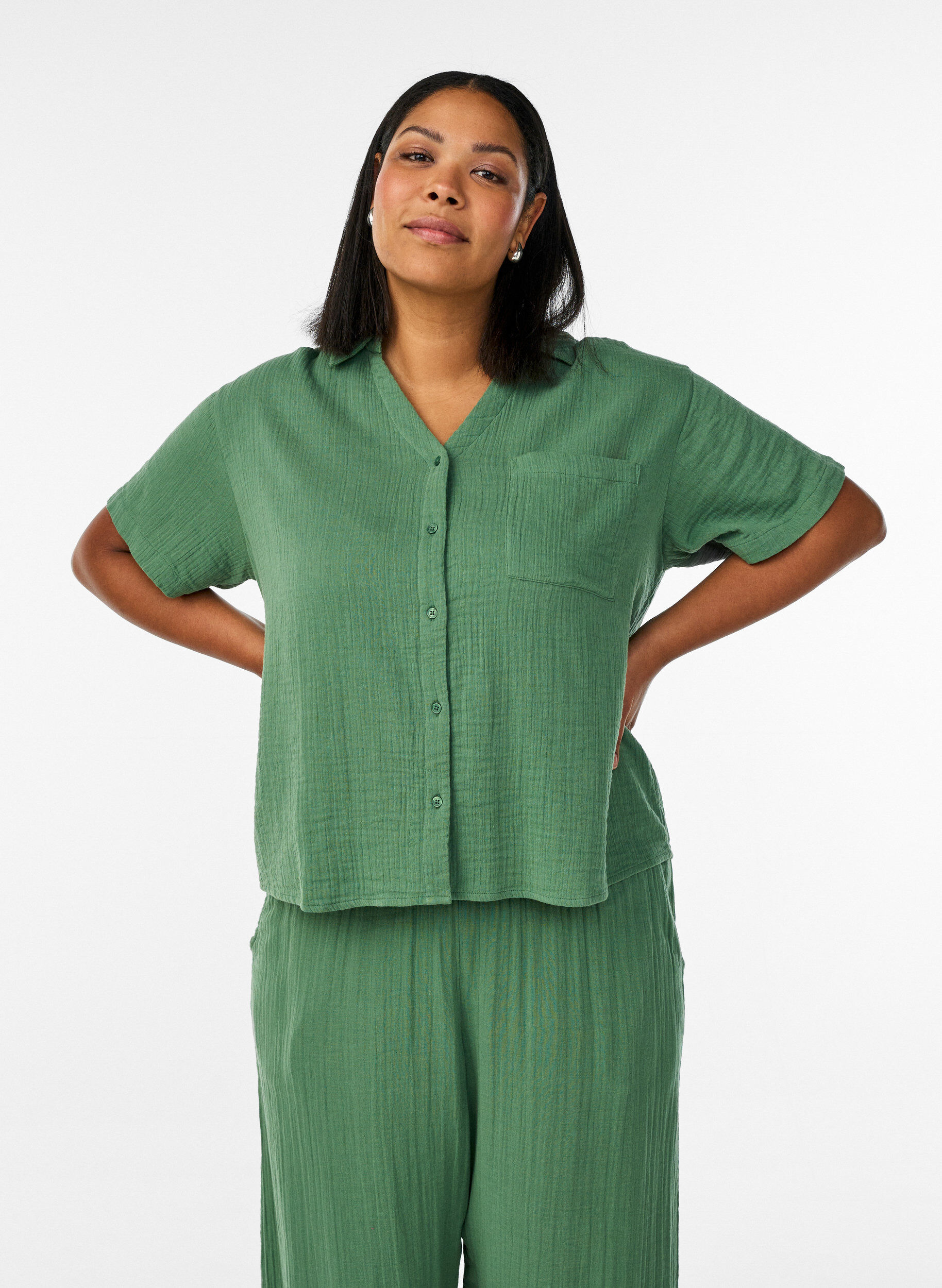 ZizziBluse aus Baumwoll-Musselin mit kurzen &Auml;rmeln, Gr&uuml;n, Model image number 0