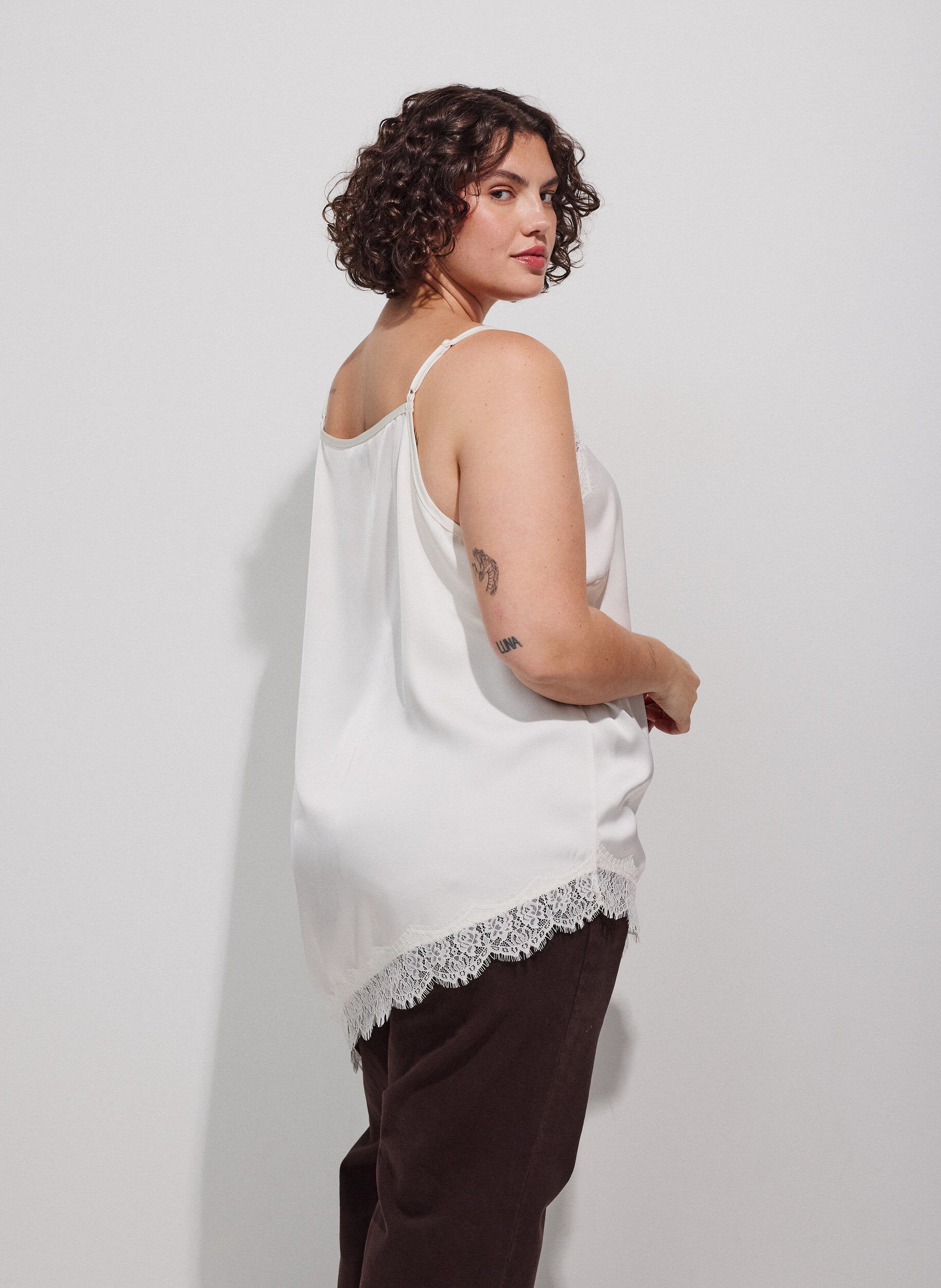 ZizziTr&auml;gertop mit Spitze und asymmetrischem Saum, Vanille, Model image number 2