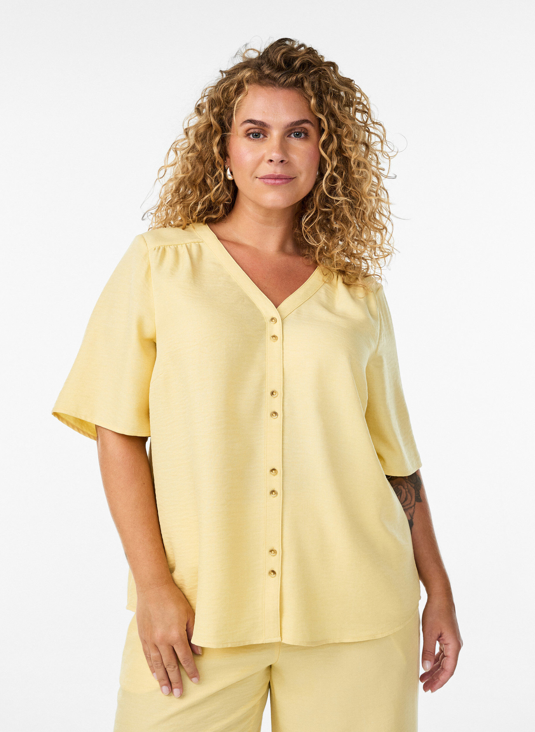 ZizziHemdbluse mit V-Ausschnitt und kurzen &Auml;rmeln, Gelb, Model image number 0