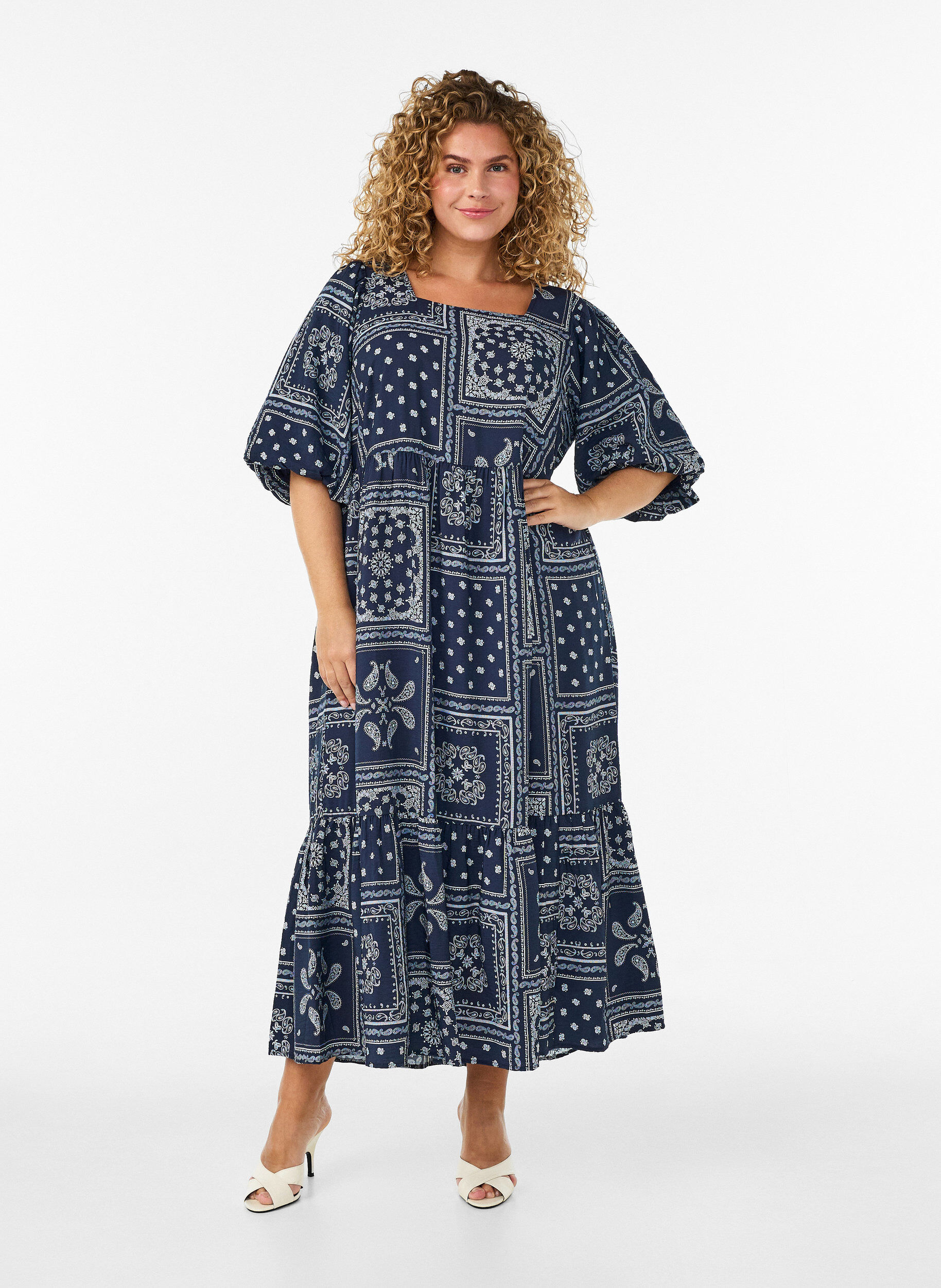 Kn&ouml;chellanges Kleid aus Viskose mit Paisley-Print und kurzen &Auml;rmeln, Blau, Model