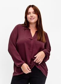 Unifarbene Bluse mit V-Ausschnitt, Fudge, Model