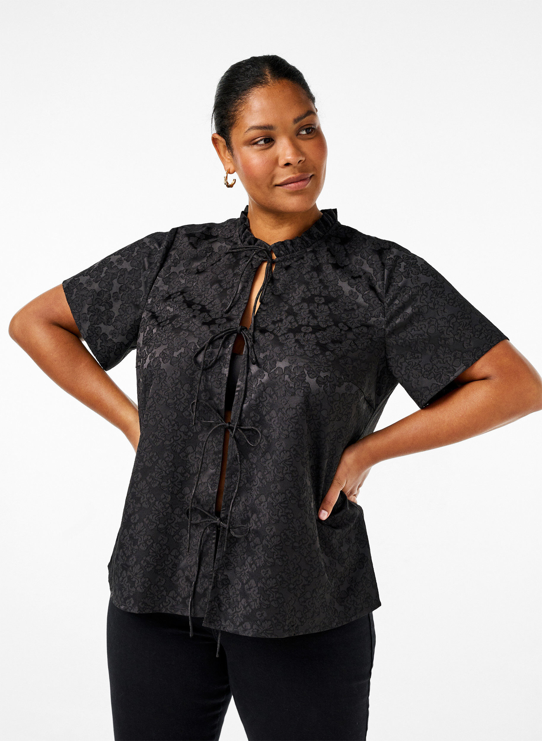 ZizziKurz&auml;rmelige Jacquard-Bluse mit Schleifen, Schwarz, Model image number 0