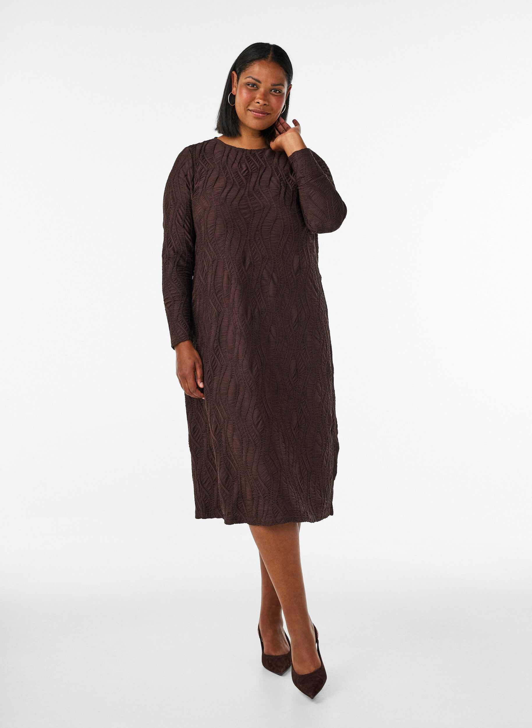 ZizziMidikleid mit gewellter Struktur und langen &Auml;rmeln, Braun, Model image number 0