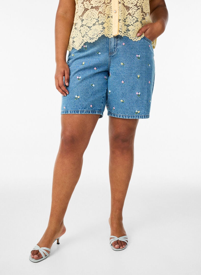 Shorts aus Denim mit bestickten Blumen, Blau, Model image number 3