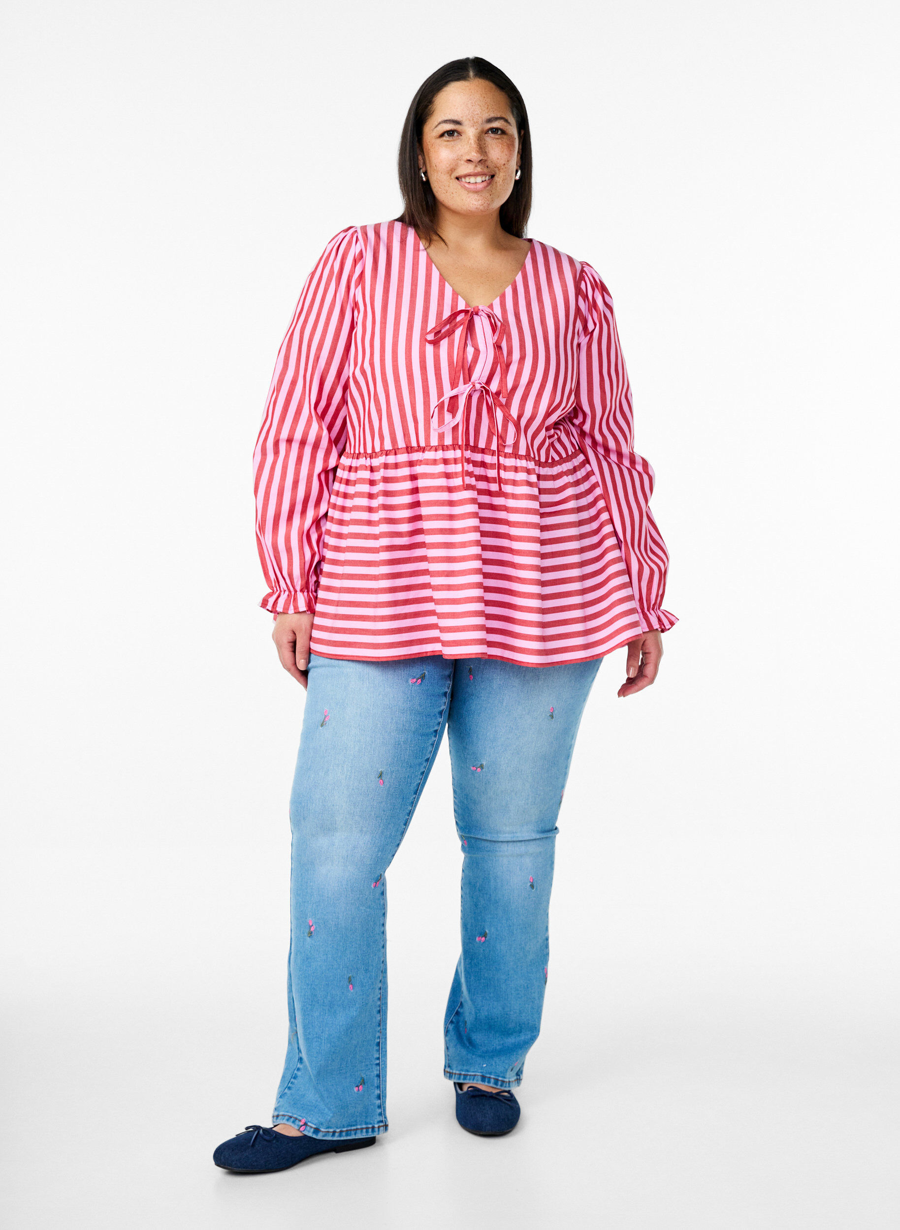 Bootcut Jeans mit gestickten Blumen, Blau, Model